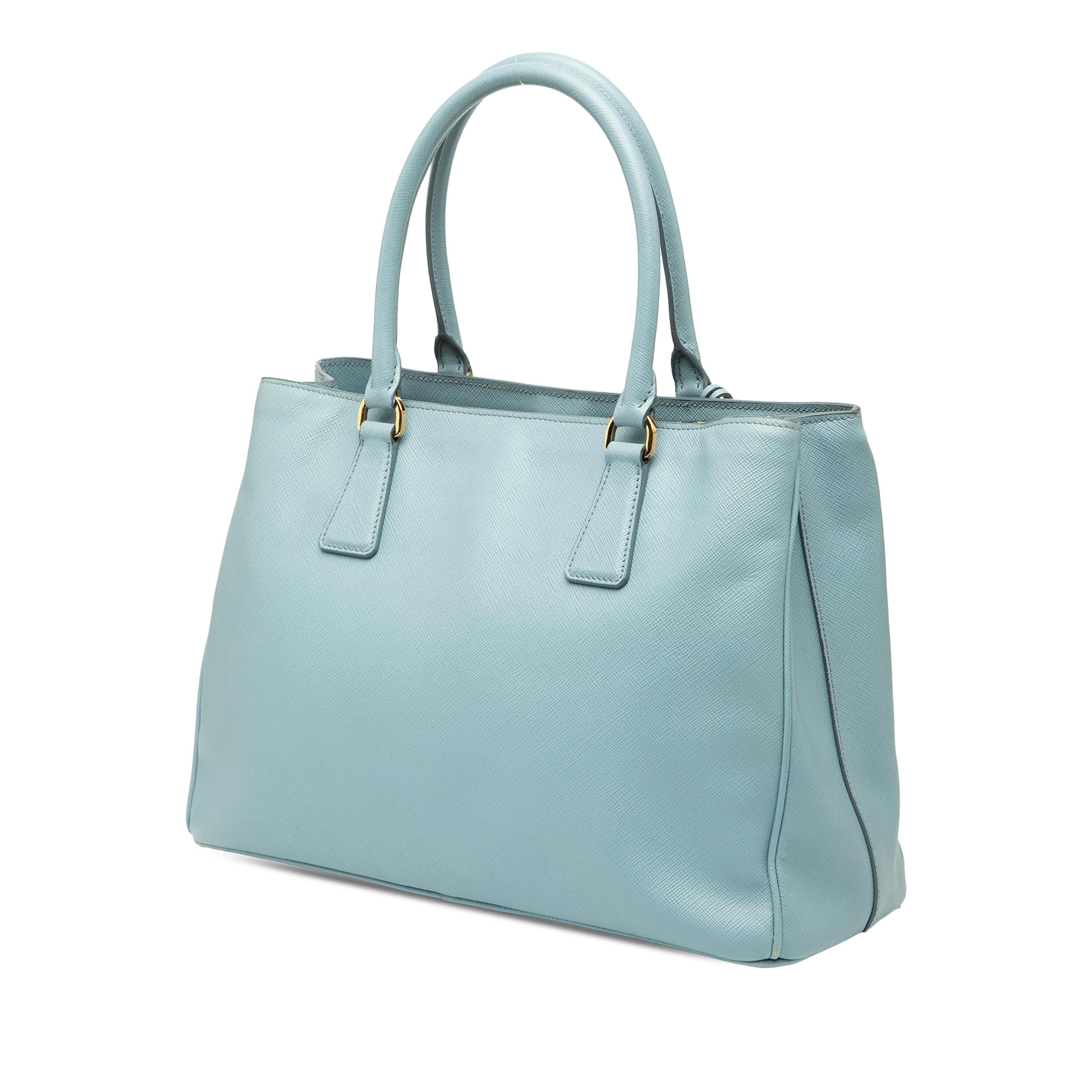 Prada Medium Saffiano Lux Galleria Satchel, från Luxclusif, i färgen blå. Klicka för att öppna bilden i stort format
