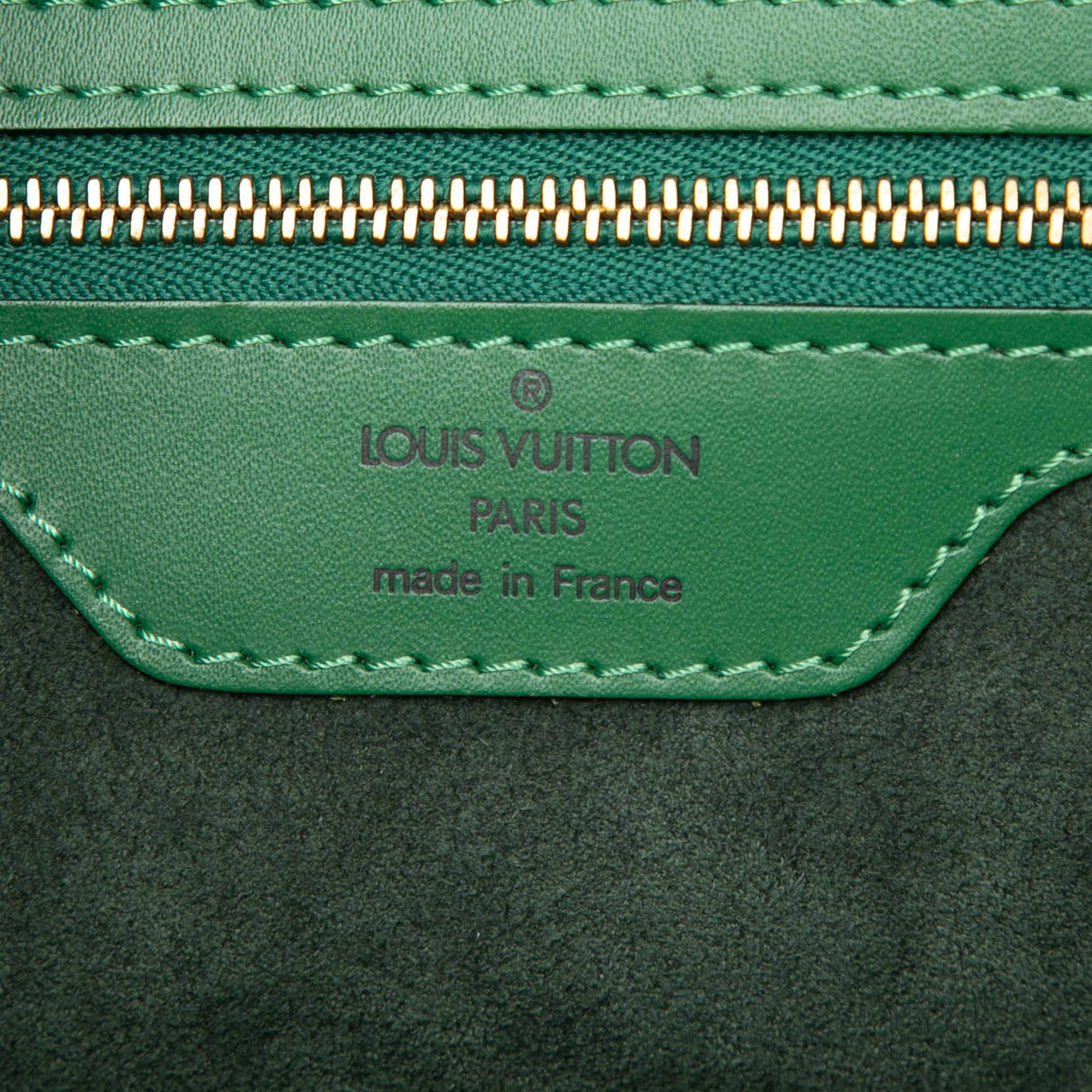Louis Vuitton Epi Saint Jacques Gm Long Strap, från Luxclusif, i färgen green. Klicka för att öppna bilden i stort format