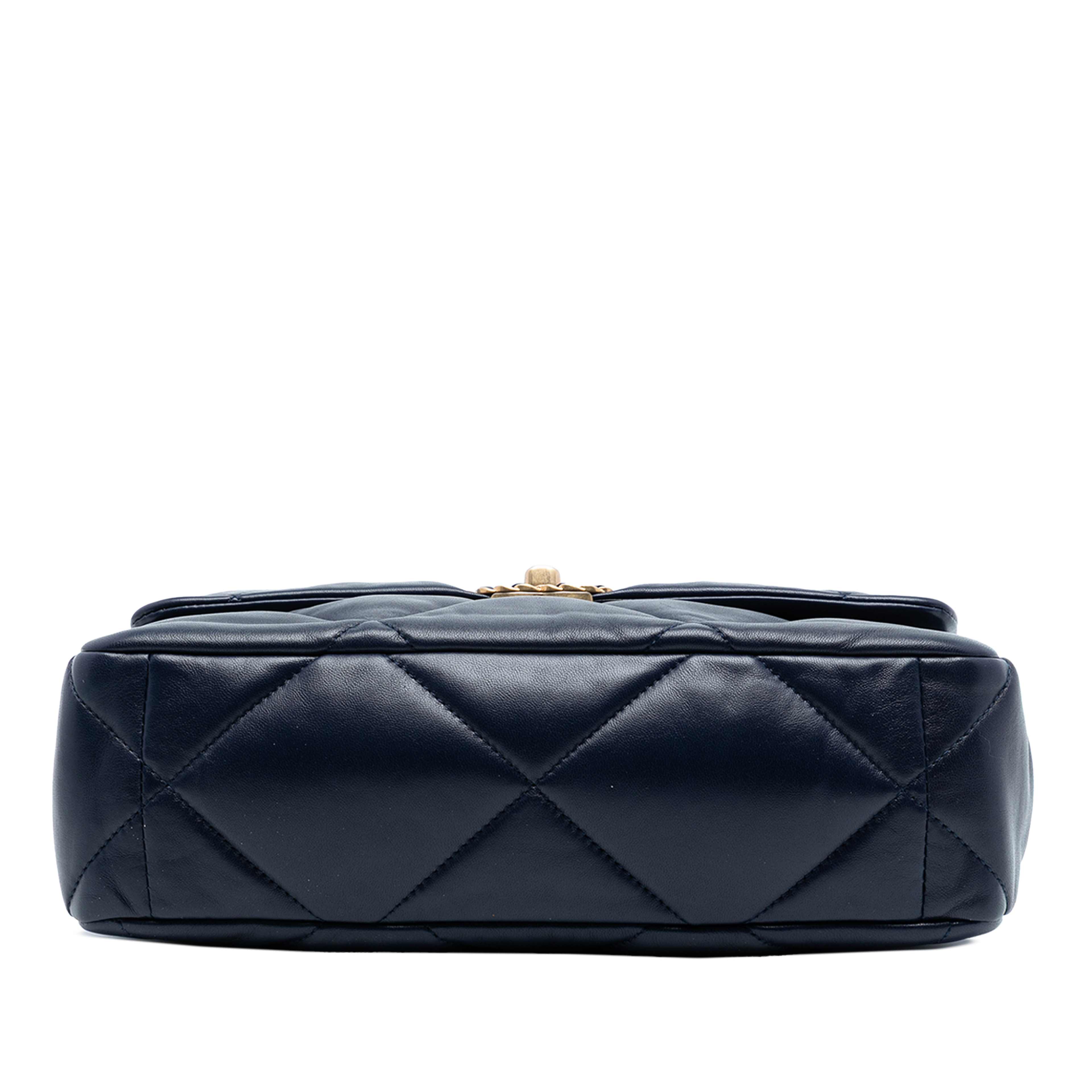 Chanel Large Lambskin 19 Flap, från Luxclusif, i färgen navy. Klicka för att öppna bilden i stort format