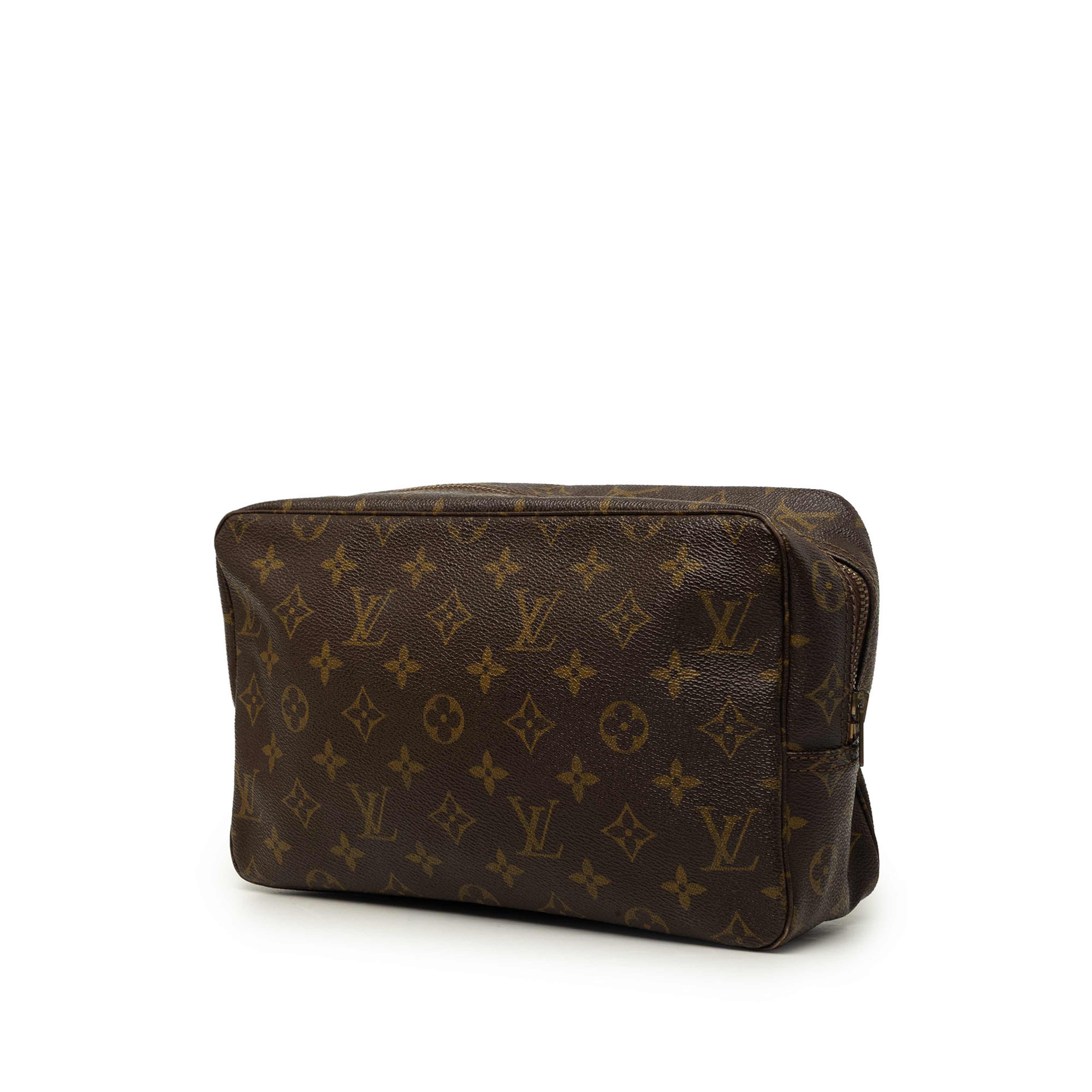 Louis Vuitton Monogram Trousse Toilette 28, från Luxclusif, i färgen brun. Klicka för att öppna bilden i stort format