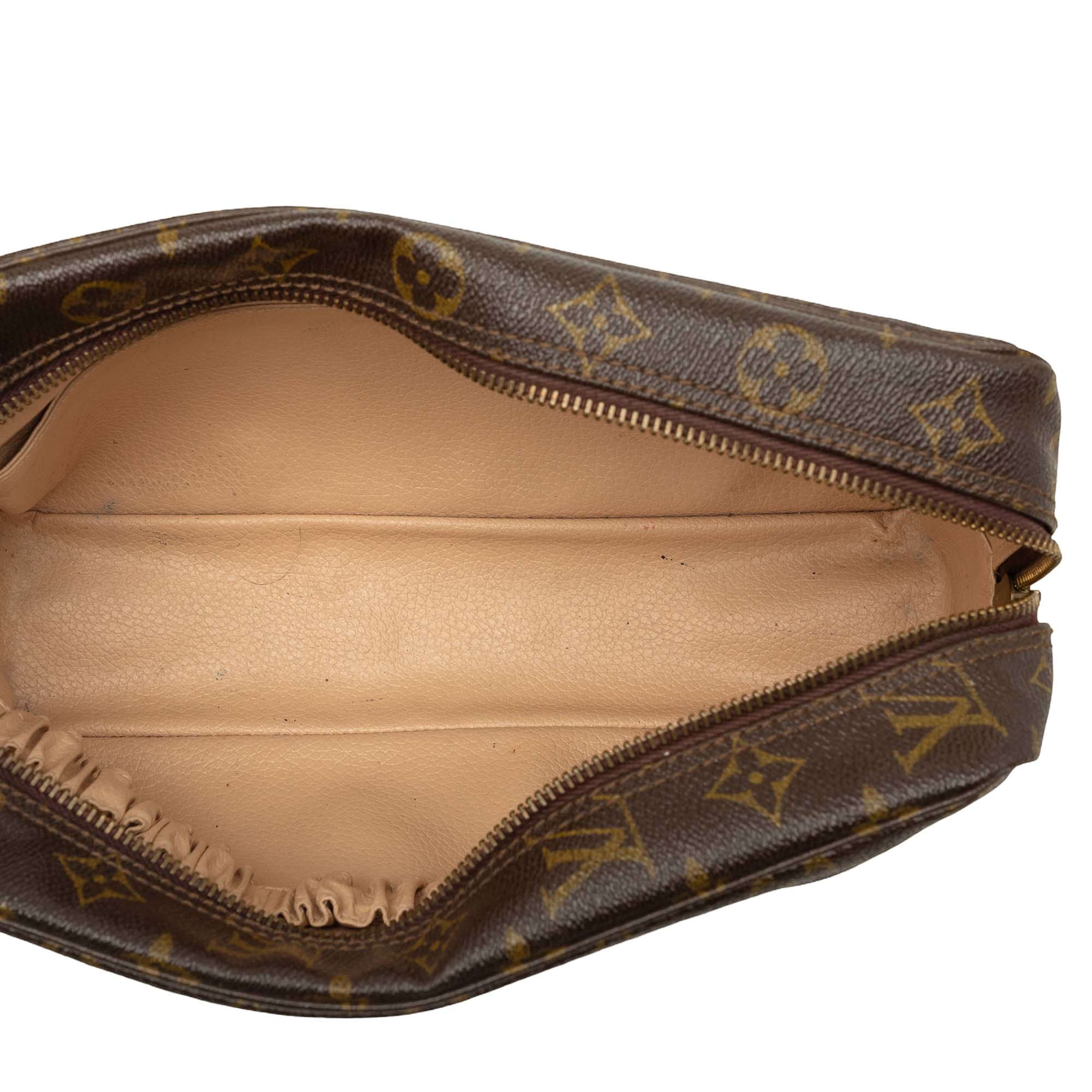 Louis Vuitton Monogram Trousse Toilette 28, från Luxclusif, i färgen brun. Klicka för att öppna bilden i stort format