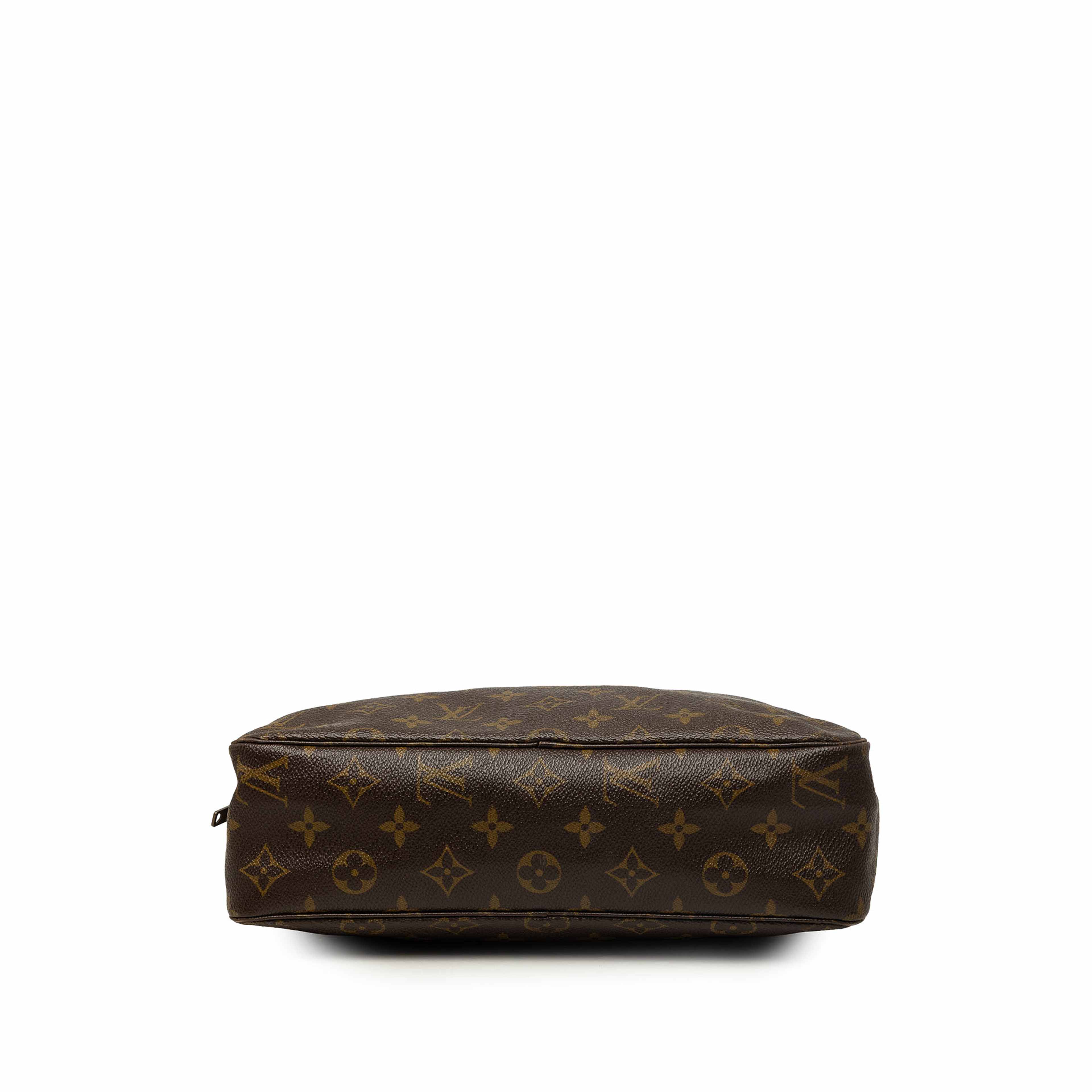 Louis Vuitton Monogram Trousse Toilette 28, från Luxclusif, i färgen brun. Klicka för att öppna bilden i stort format