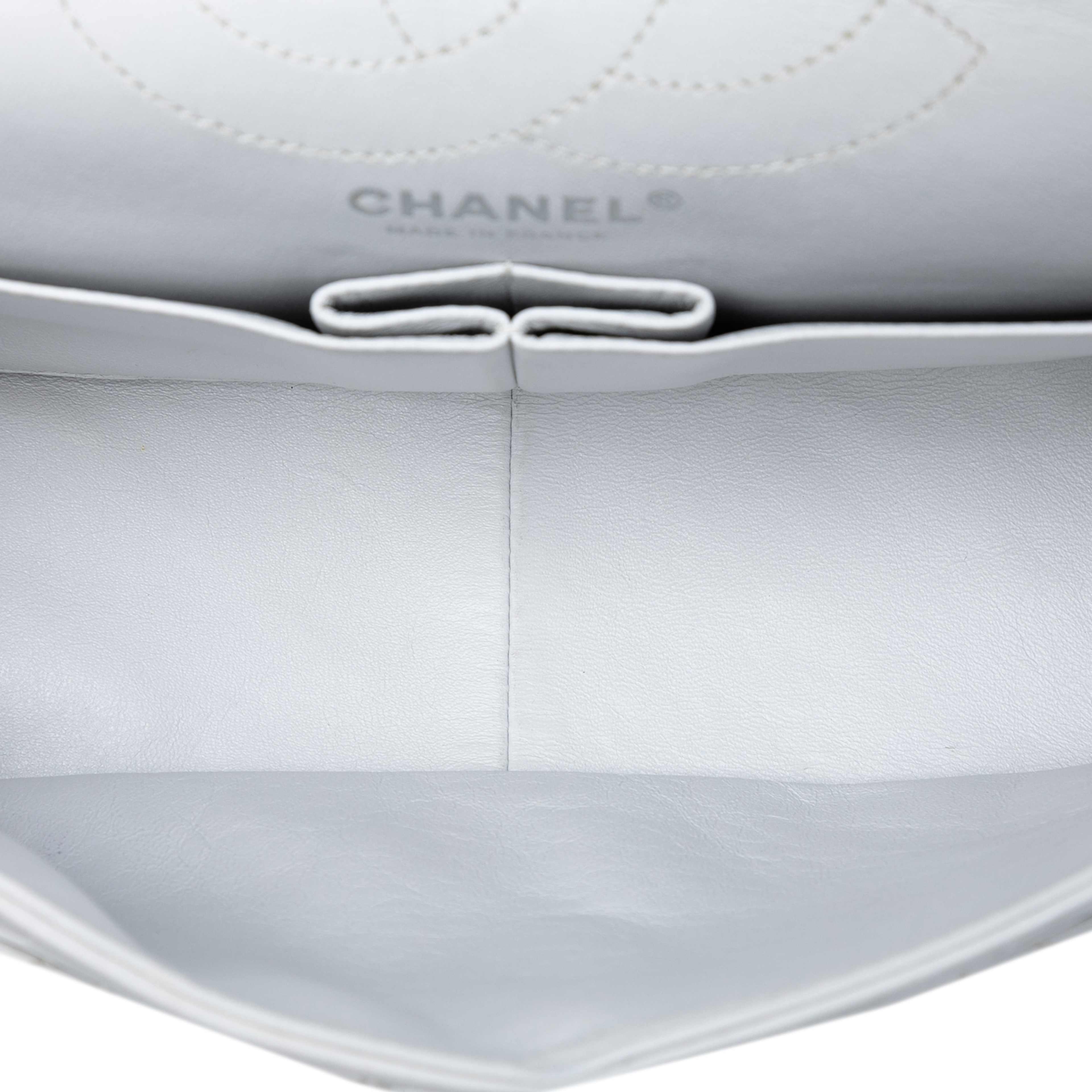 Chanel Quilted Aged Calfskin Reissue 2.55 Double Flap 225, från Luxclusif, i färgen white. Klicka för att öppna bilden i stort format