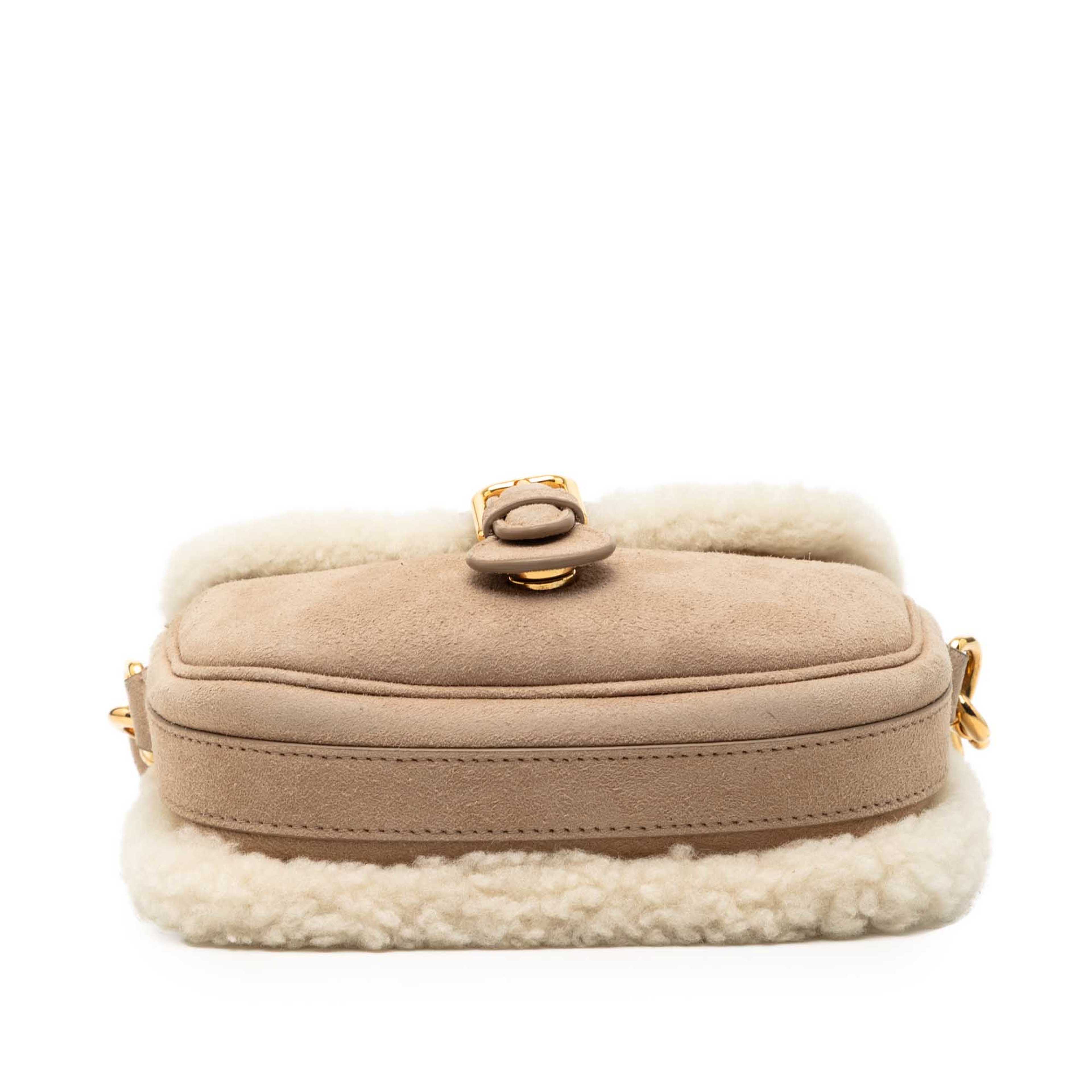 Dior Small Suede Shearling Bobby Crossbody, från Luxclusif, i färgen beige. Klicka för att öppna bilden i stort format