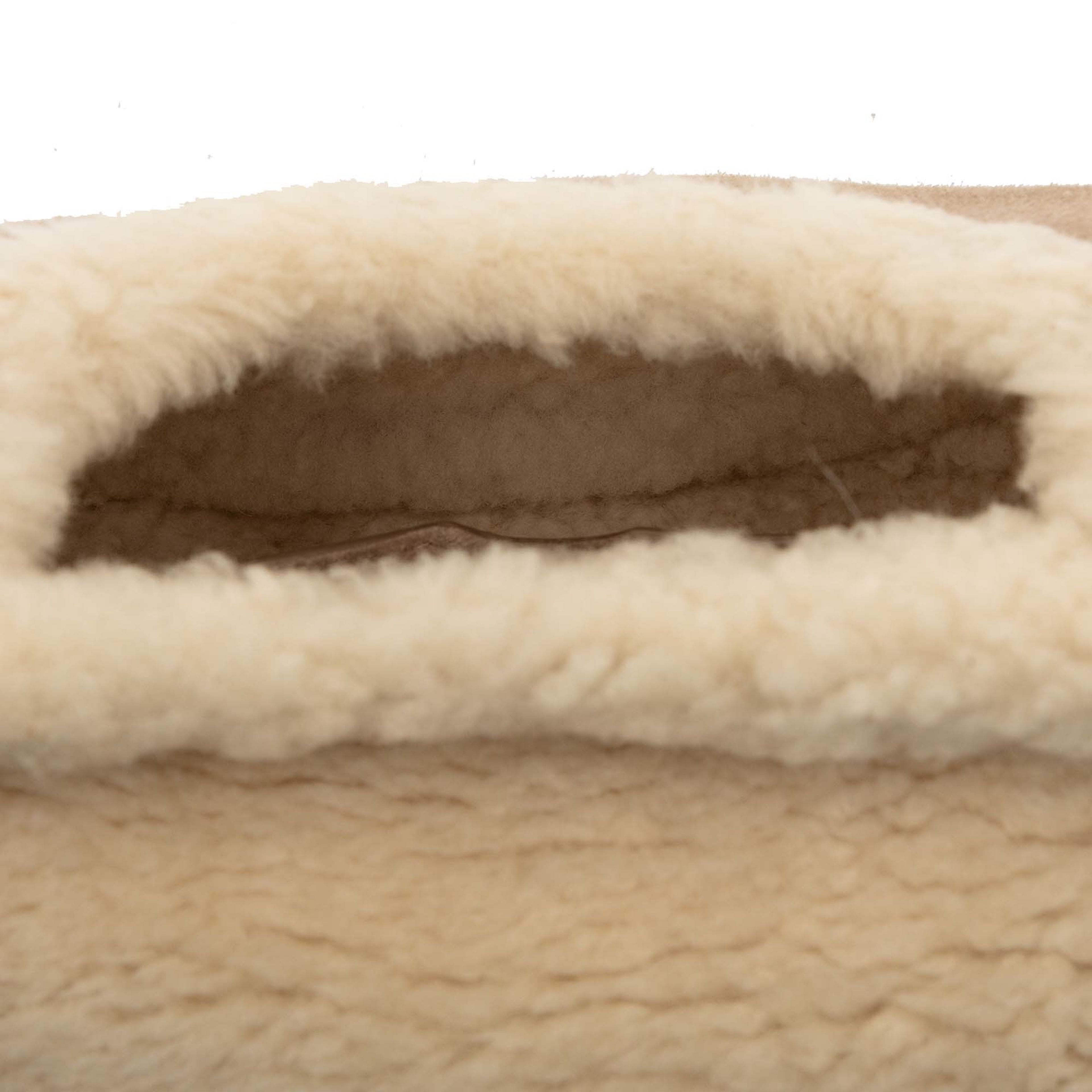 Dior Small Suede Shearling Bobby Crossbody, från Luxclusif, i färgen beige. Klicka för att öppna bilden i stort format