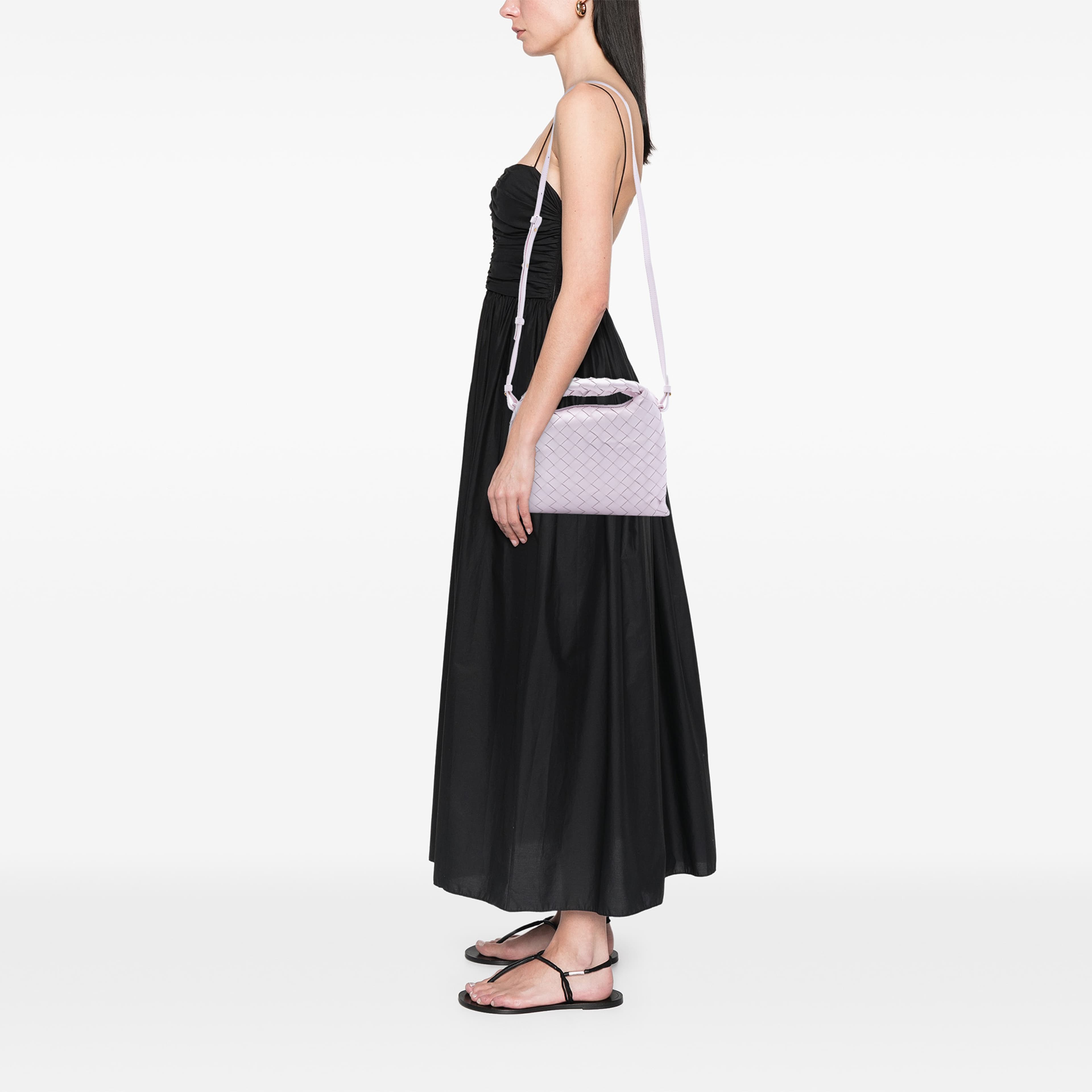 Bottega Veneta Mini Calfskin Intrecciato Hop Satchel, från Luxclusif, i färgen rosa. Klicka för att öppna bilden i stort format
