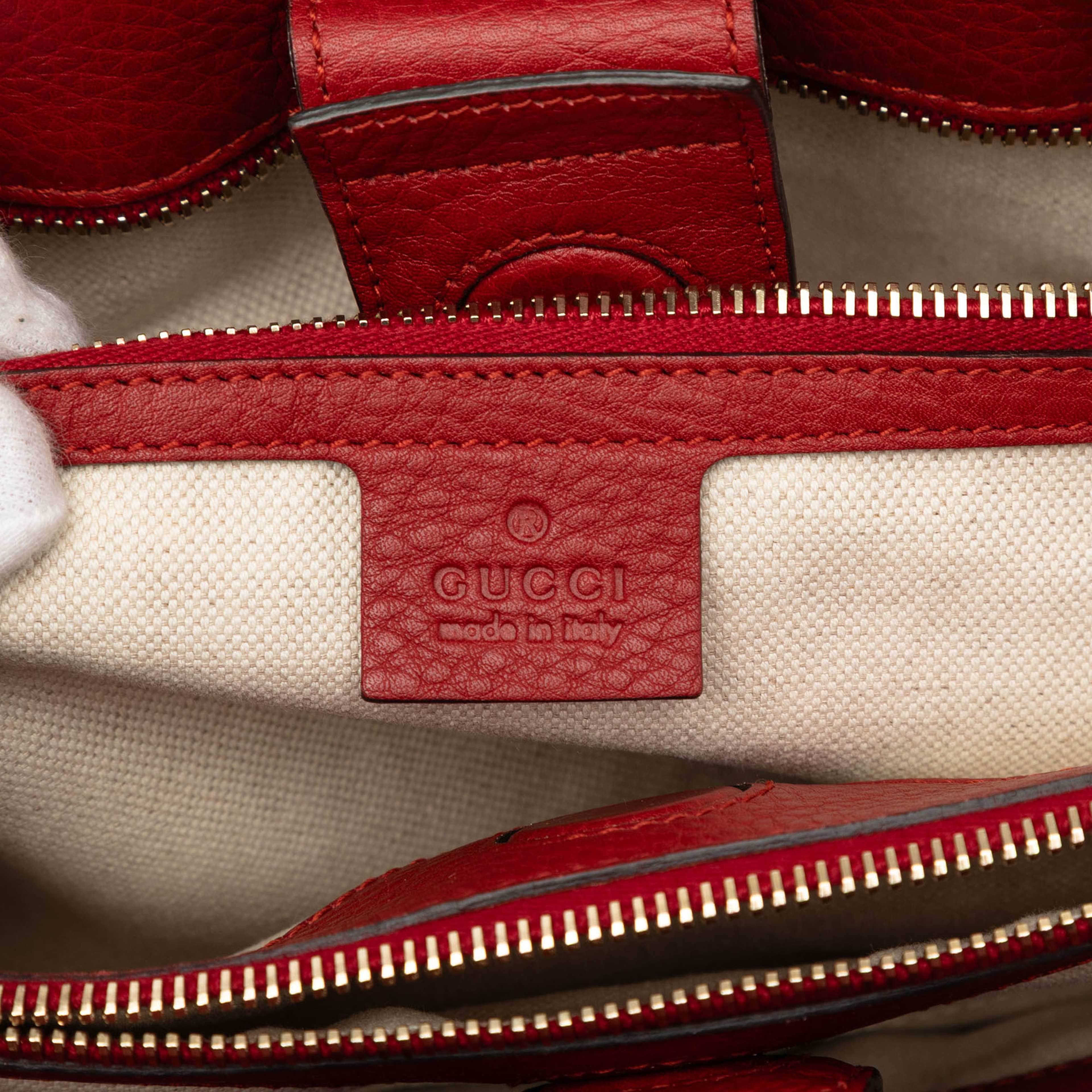 Gucci Medium Calfskin Bamboo Shopper Satchel, från Luxclusif, i färgen red. Klicka för att öppna bilden i stort format