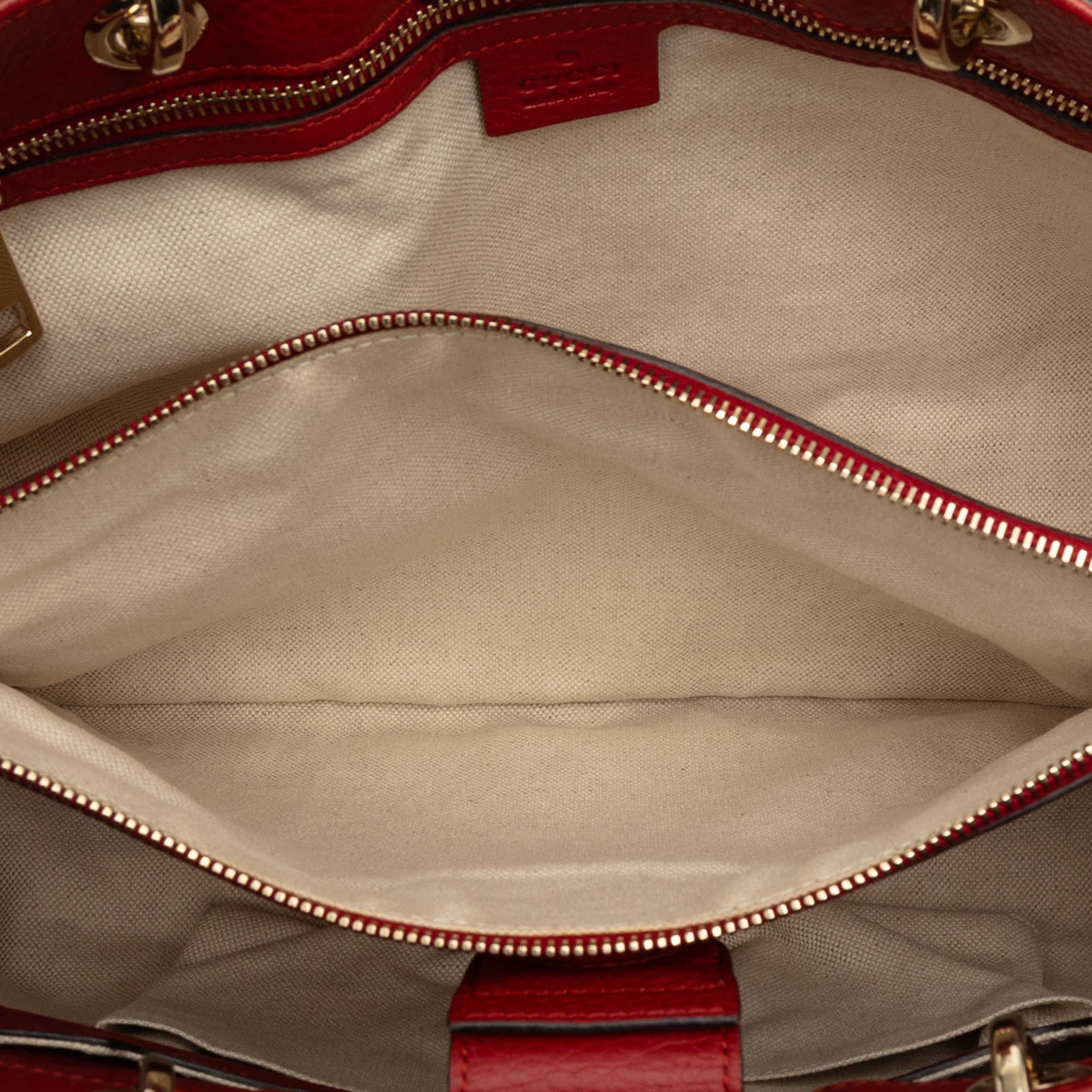Gucci Medium Calfskin Bamboo Shopper Satchel, från Luxclusif, i färgen red. Klicka för att öppna bilden i stort format