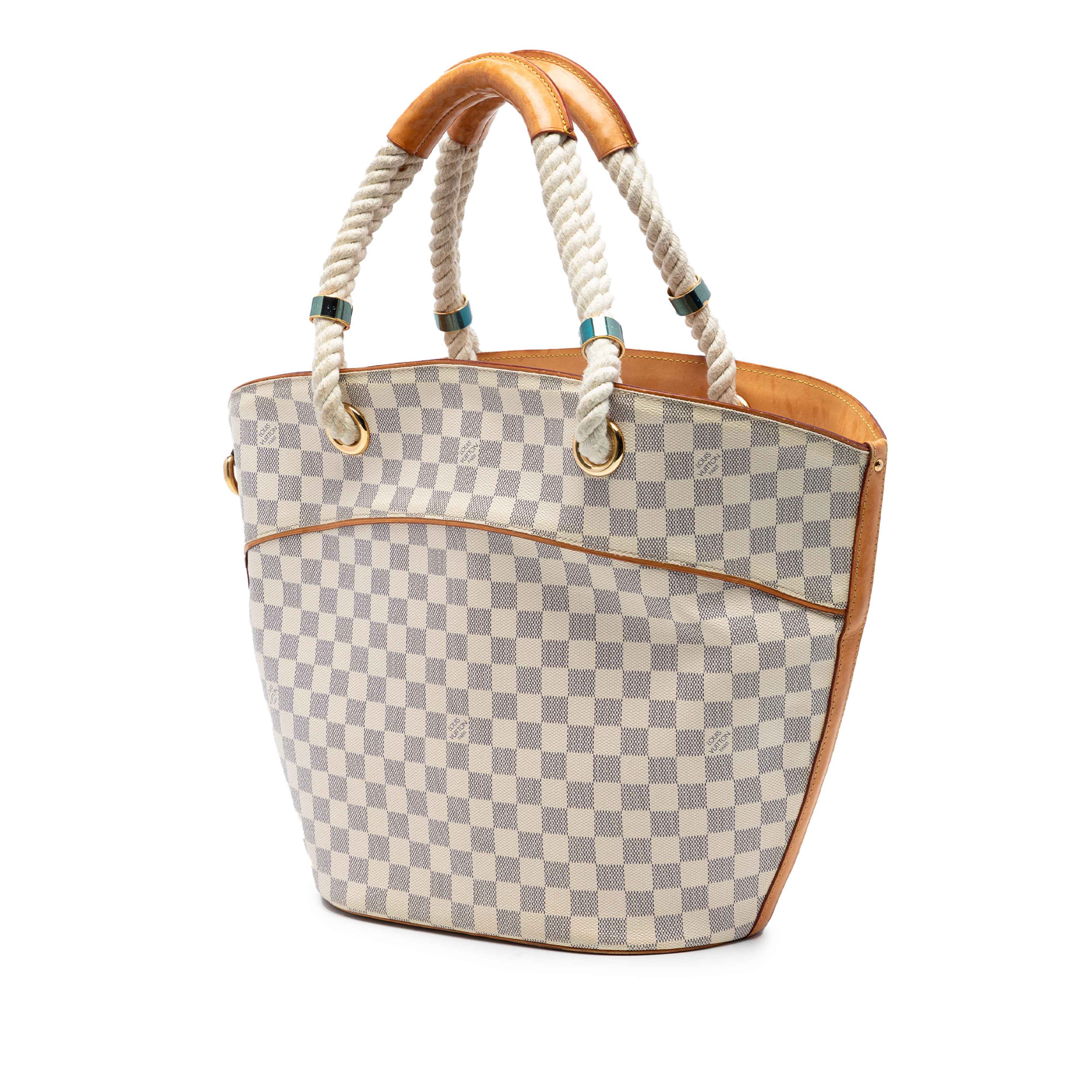 Louis Vuitton Damier Azur Pampelonne Pm, från Luxclusif, i färgen white. Klicka för att öppna bilden i stort format