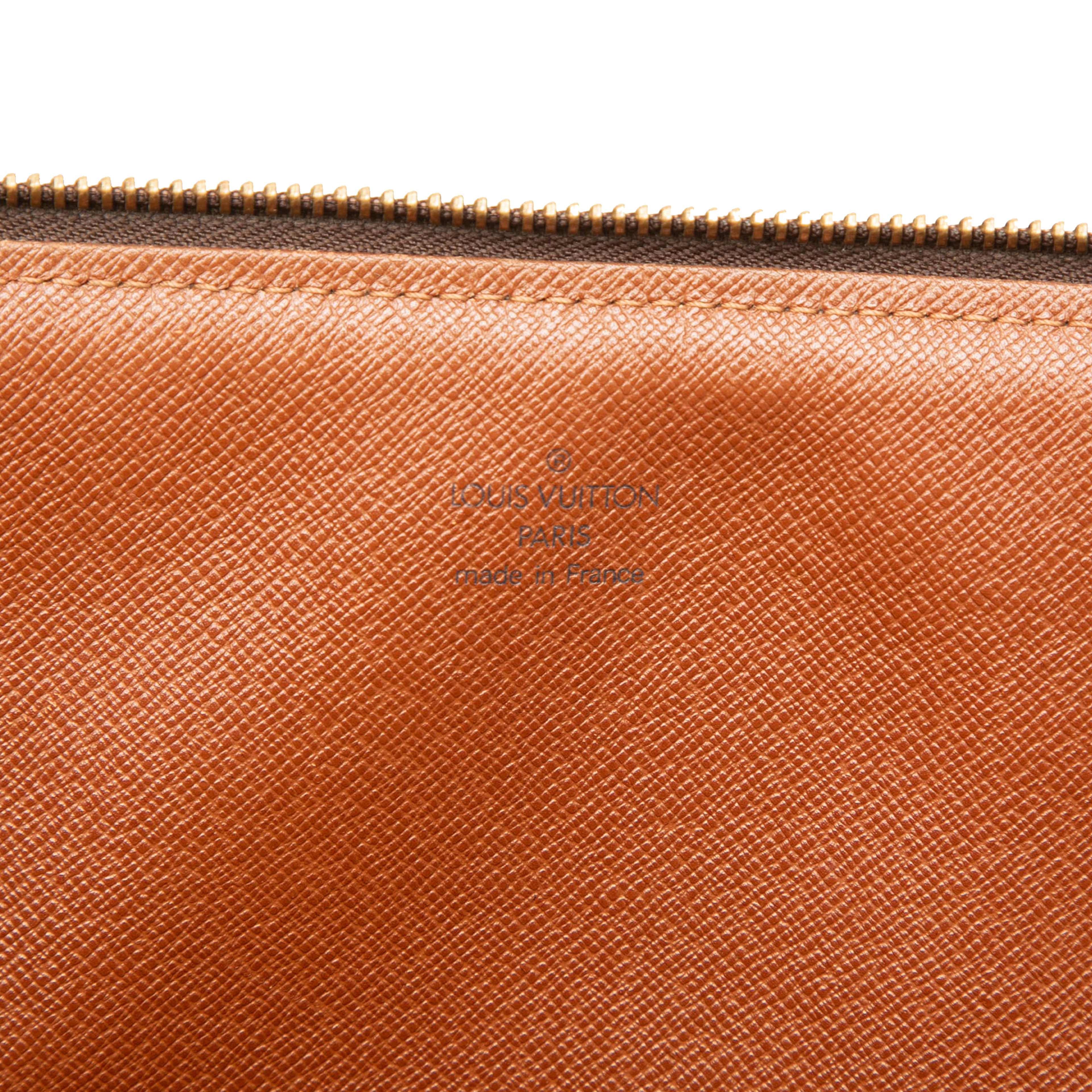 Louis Vuitton Monogram Poche Documents Portfolio, från Luxclusif, i färgen brun. Klicka för att öppna bilden i stort format