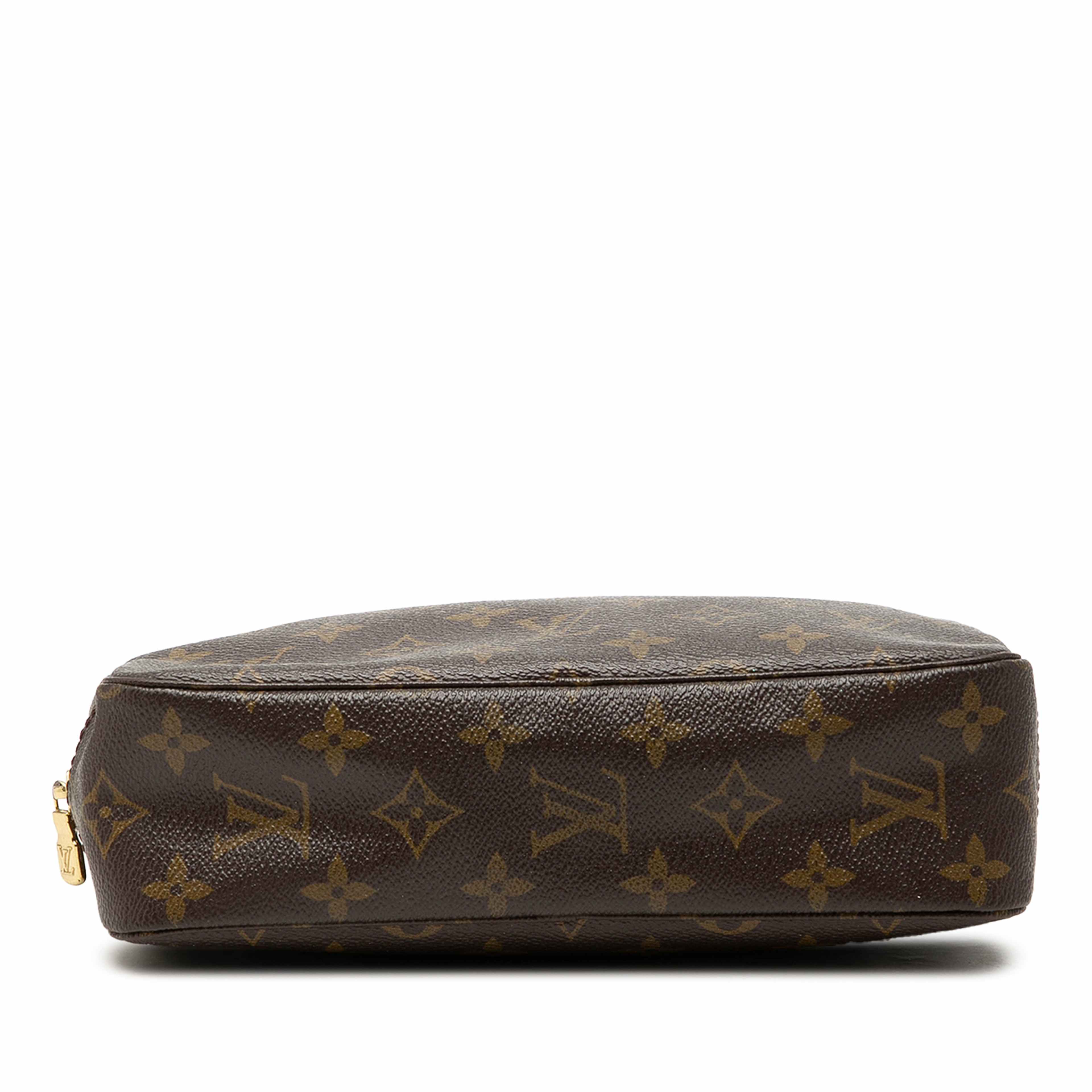 Louis Vuitton Monogram Trousse Toilette 23, från Luxclusif, i färgen brun. Klicka för att öppna bilden i stort format