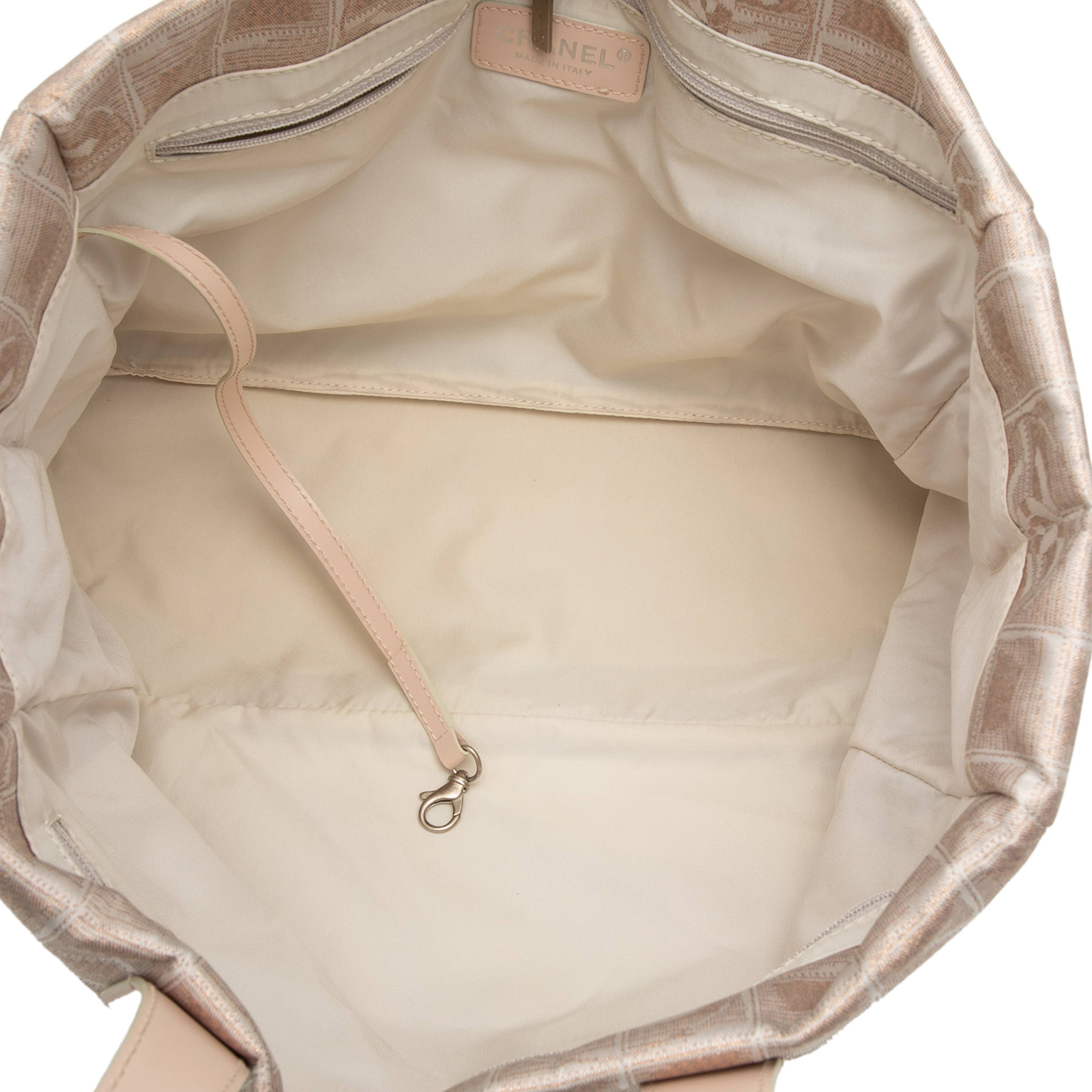 Chanel New Travel Line Nylon Tote, från Luxclusif, i färgen light beige. Klicka för att öppna bilden i stort format