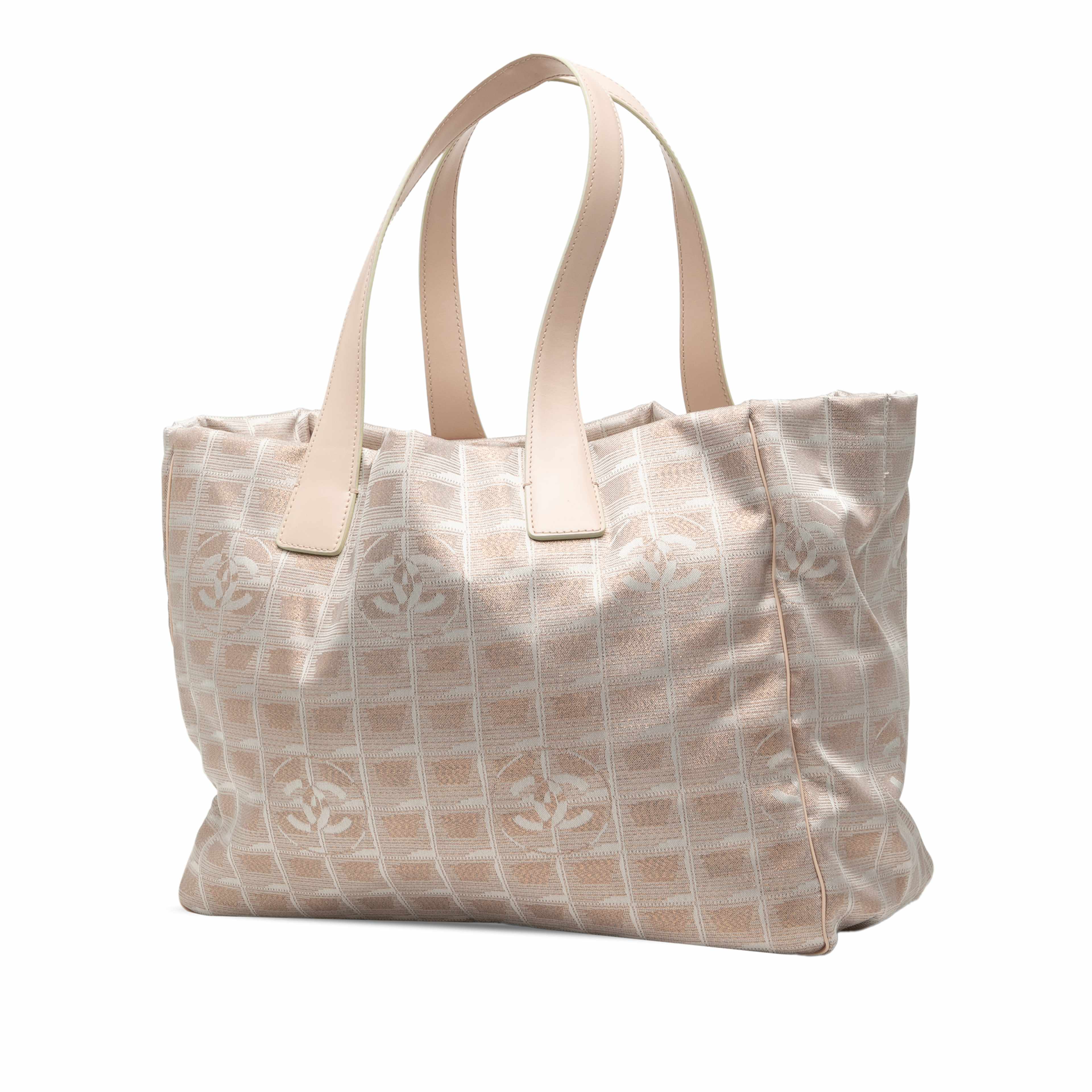 Chanel New Travel Line Nylon Tote, från Luxclusif, i färgen light beige. Klicka för att öppna bilden i stort format