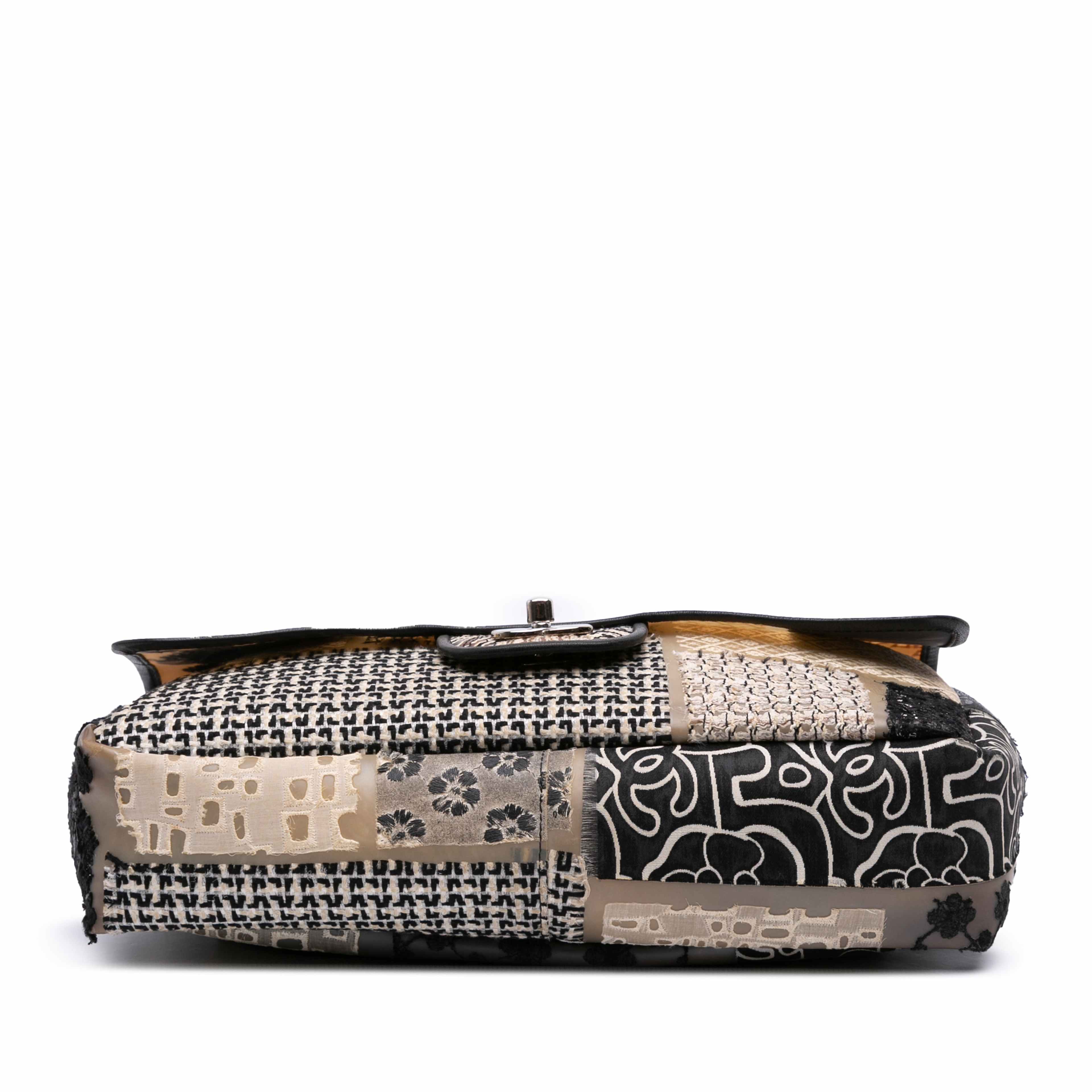 Chanel Jumbo Pvc And Tweed Patchwork Single Flap, från Luxclusif, i färgen ivory. Klicka för att öppna bilden i stort format