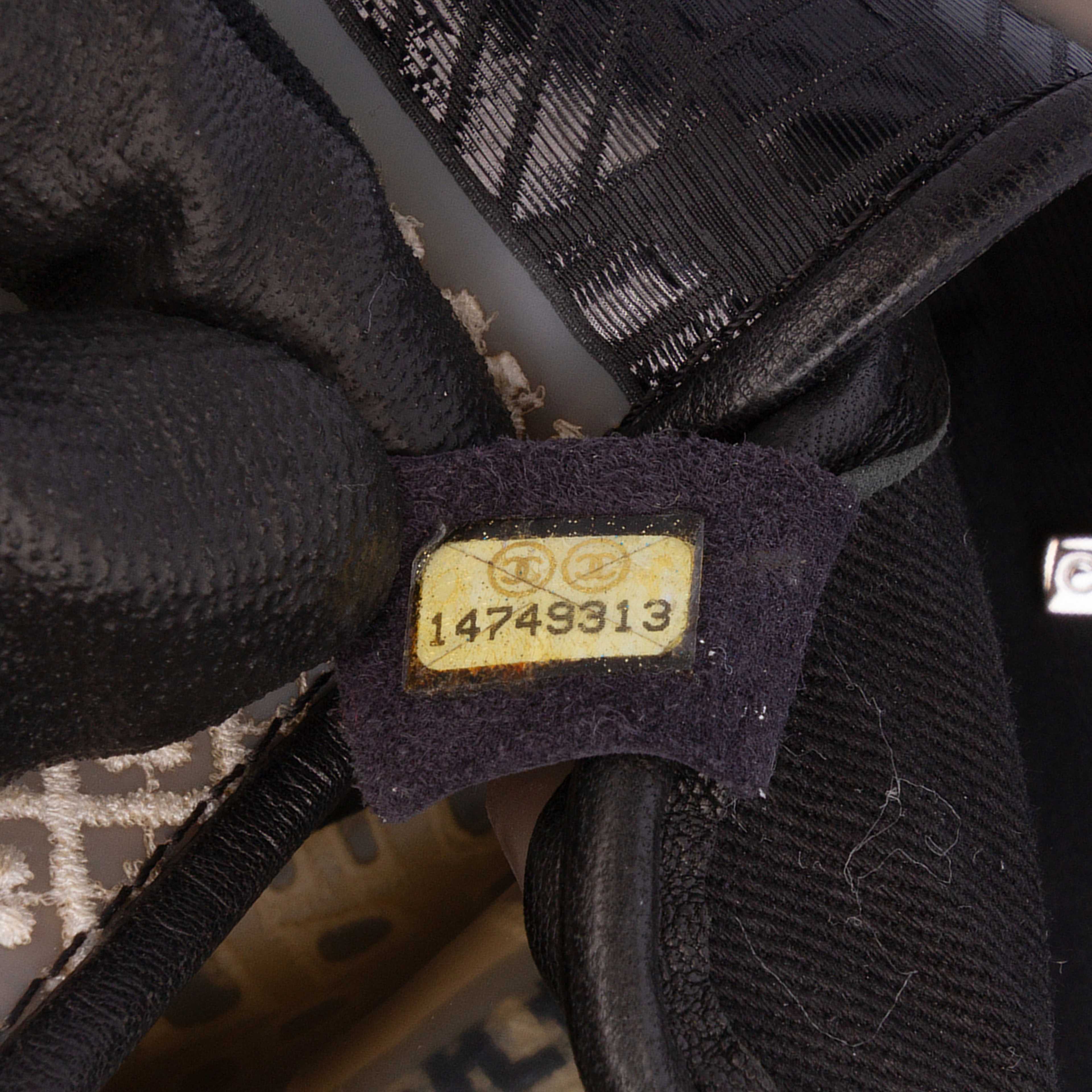 Chanel Jumbo Pvc And Tweed Patchwork Single Flap, från Luxclusif, i färgen ivory. Klicka för att öppna bilden i stort format