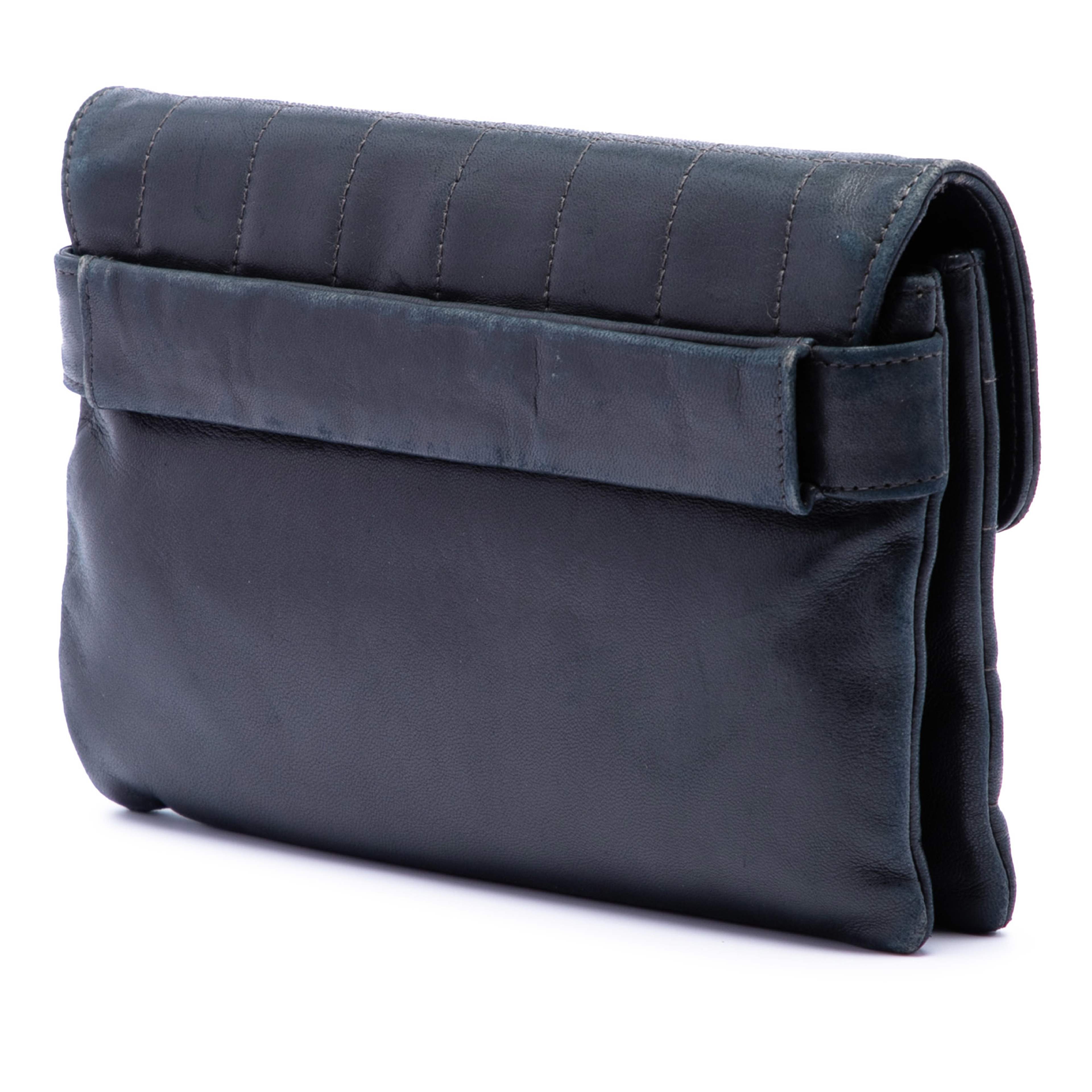 Chanel Choco Bar Lambskin Reissue 2.55 Flap Clutch, från Luxclusif, i färgen svart. Klicka för att öppna bilden i stort format