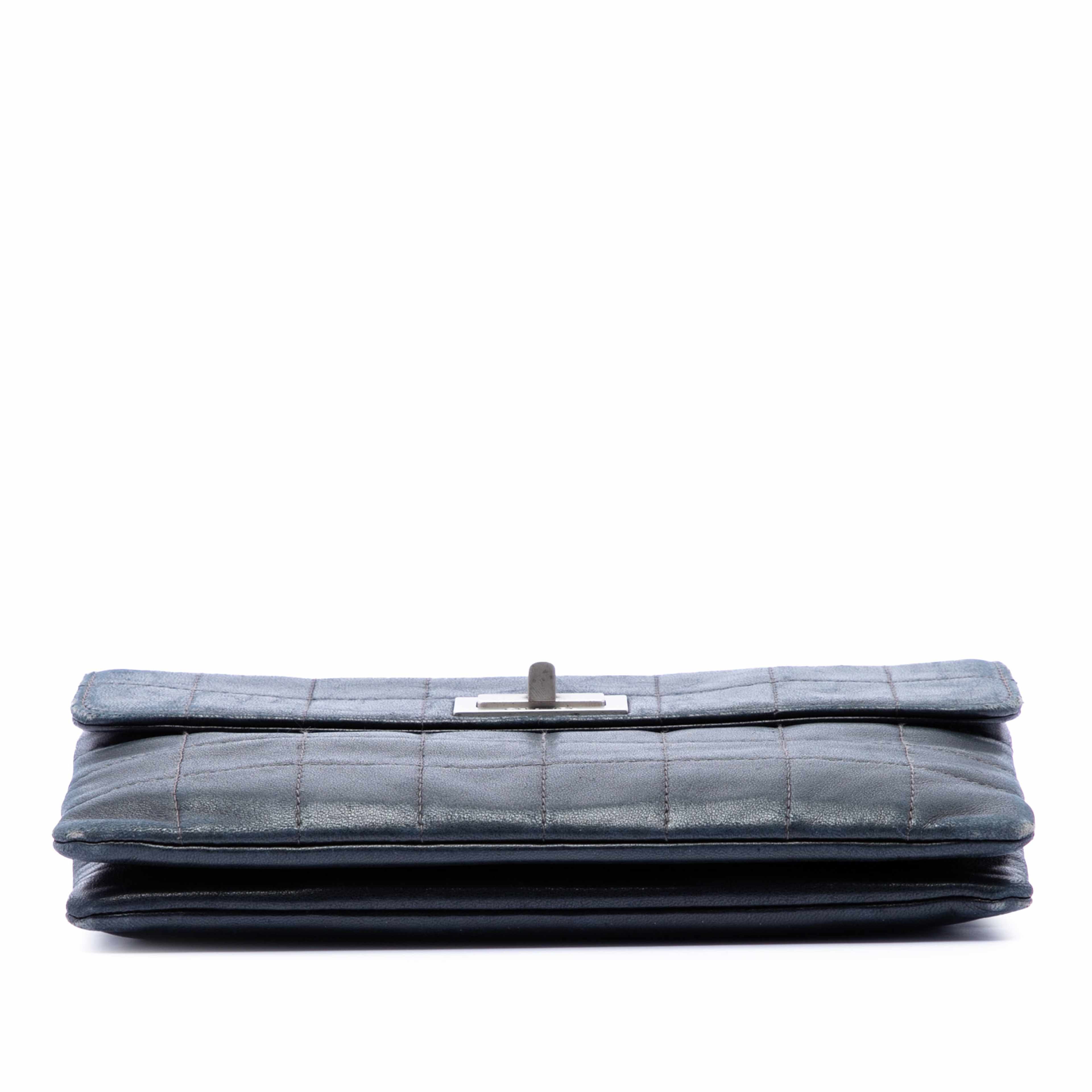 Chanel Choco Bar Lambskin Reissue 2.55 Flap Clutch, från Luxclusif, i färgen svart. Klicka för att öppna bilden i stort format
