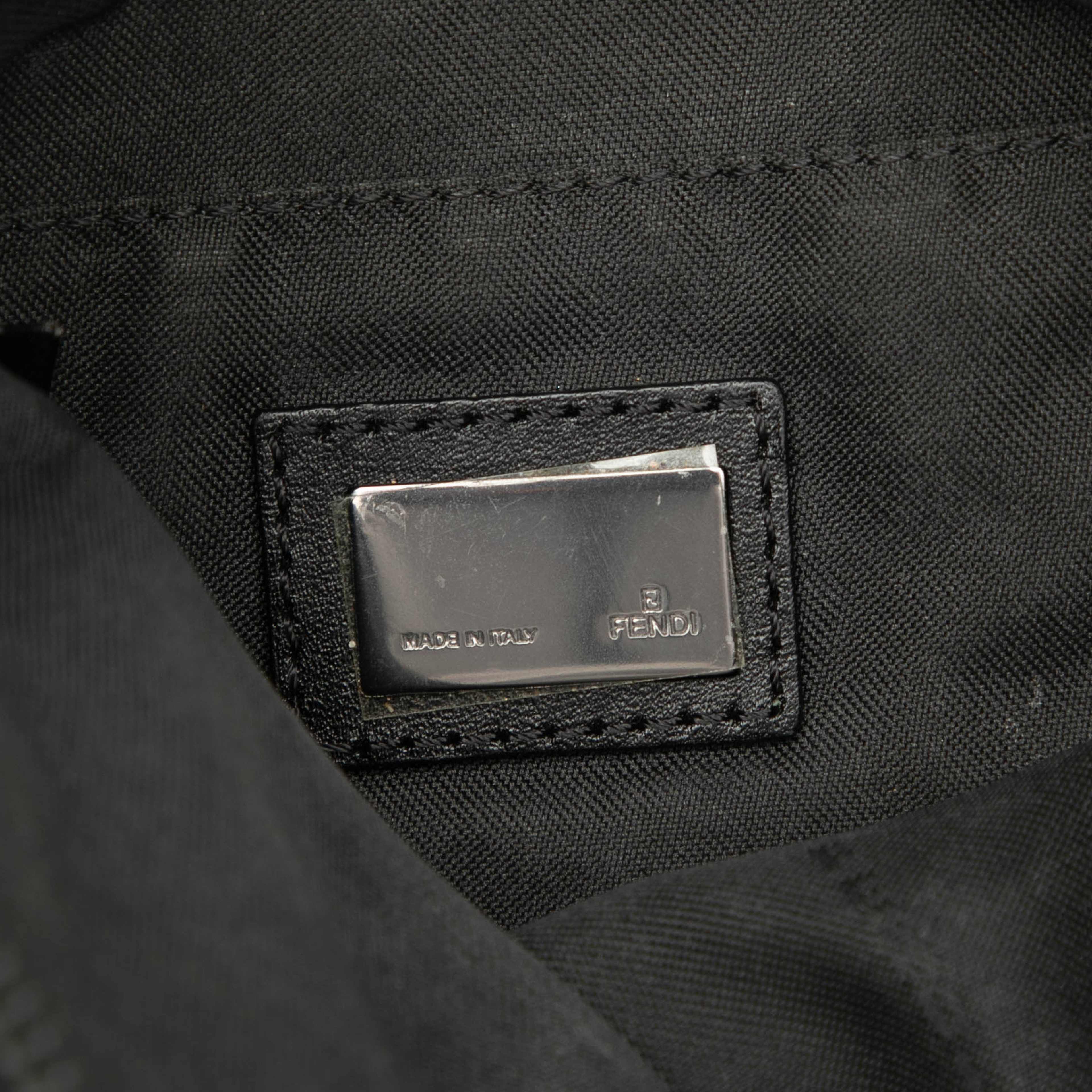 Fendi Zucchino Canvas Oyster Shoulder Bag, från Luxclusif, i färgen dark brown. Klicka för att öppna bilden i stort format