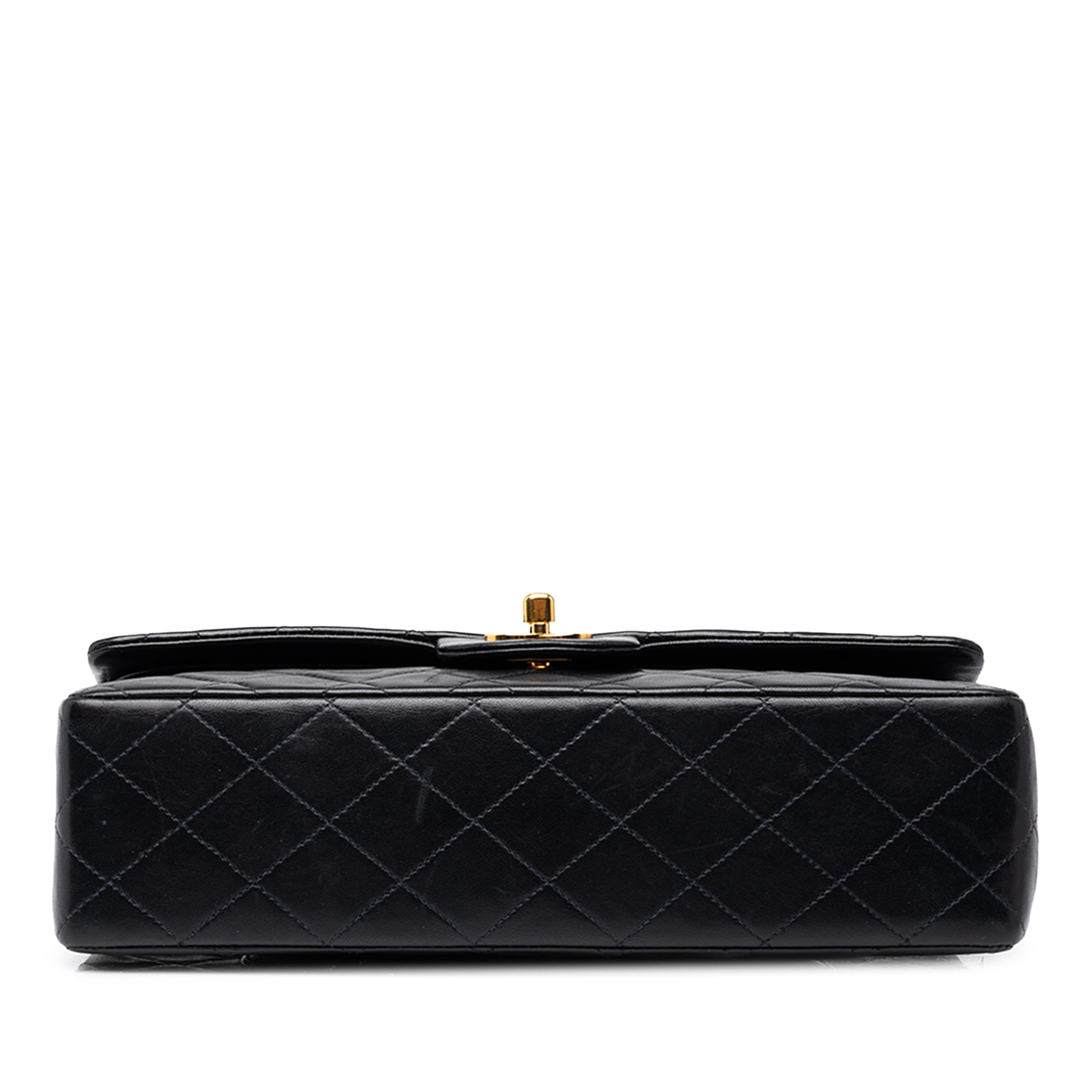 Chanel Medium Classic Lambskin Double Flap, från Luxclusif, i färgen svart. Klicka för att öppna bilden i stort format