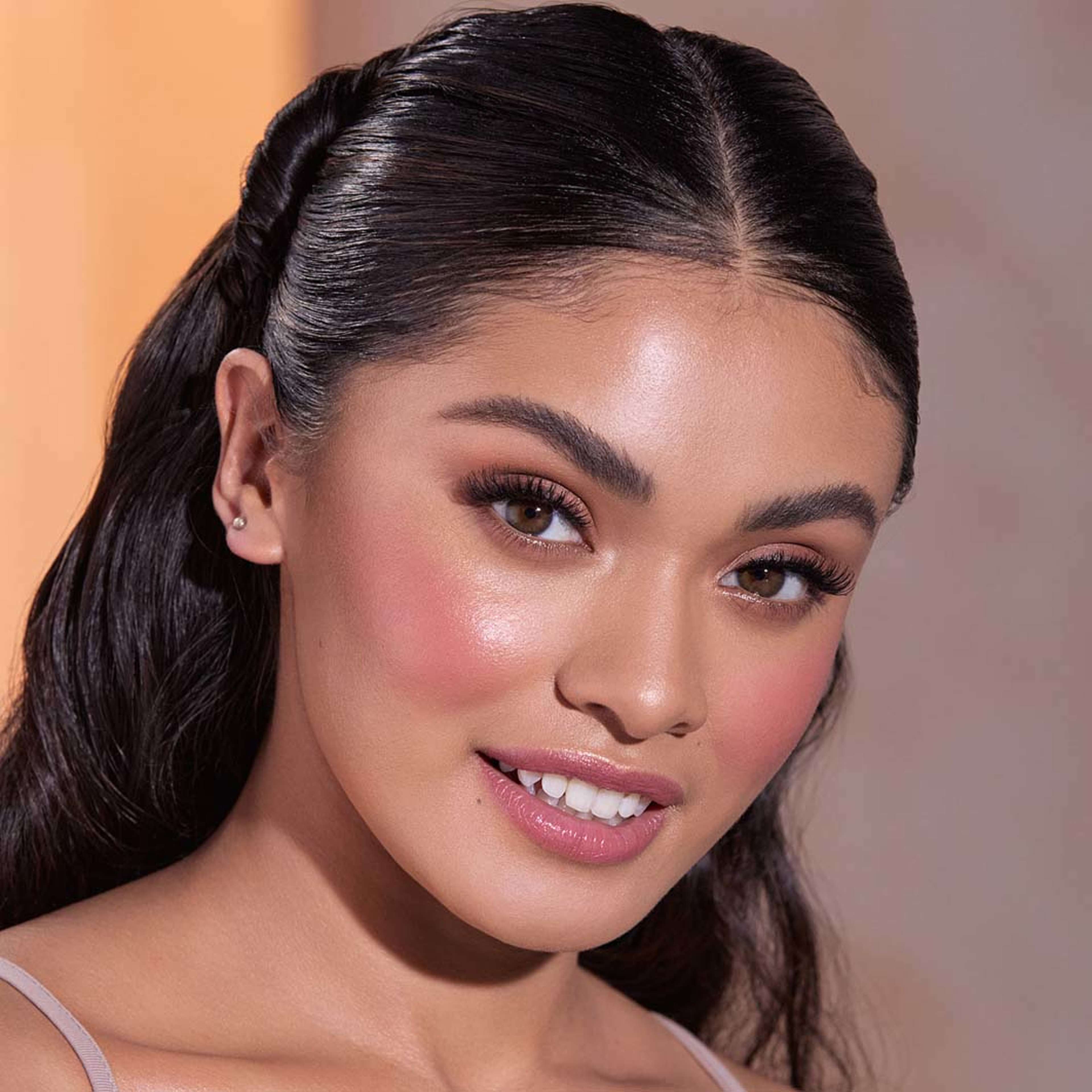 Stick Blush, från Anastasia Beverly Hills, i färgen Peachy Keen. Klicka för att öppna bilden i stort format