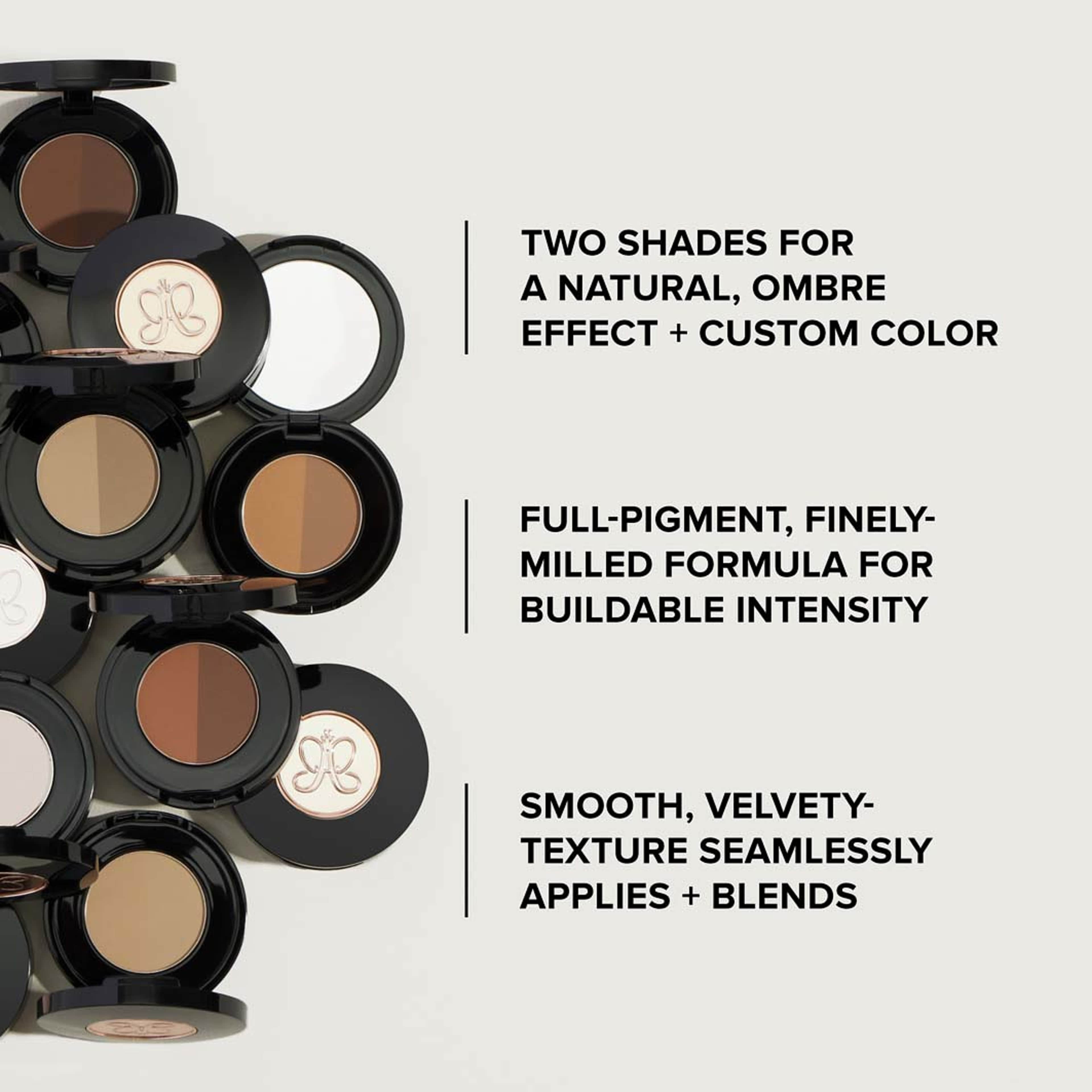 Soft Arch Brow Kit, från Anastasia Beverly Hills, i färgen Soft Brown. Klicka för att öppna bilden i stort format