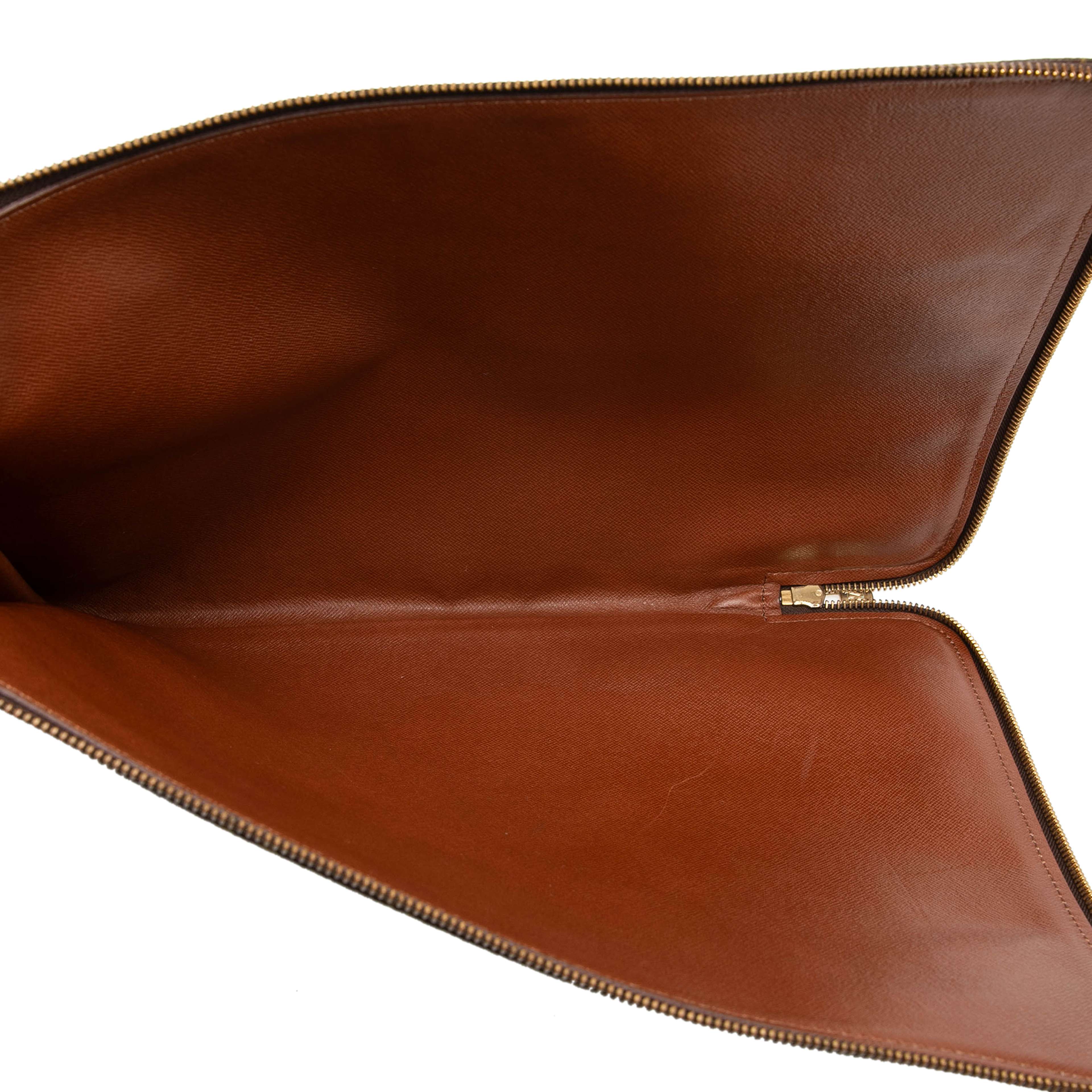 Louis Vuitton Monogram Poche Documents Portfolio, från Luxclusif, i färgen brun. Klicka för att öppna bilden i stort format