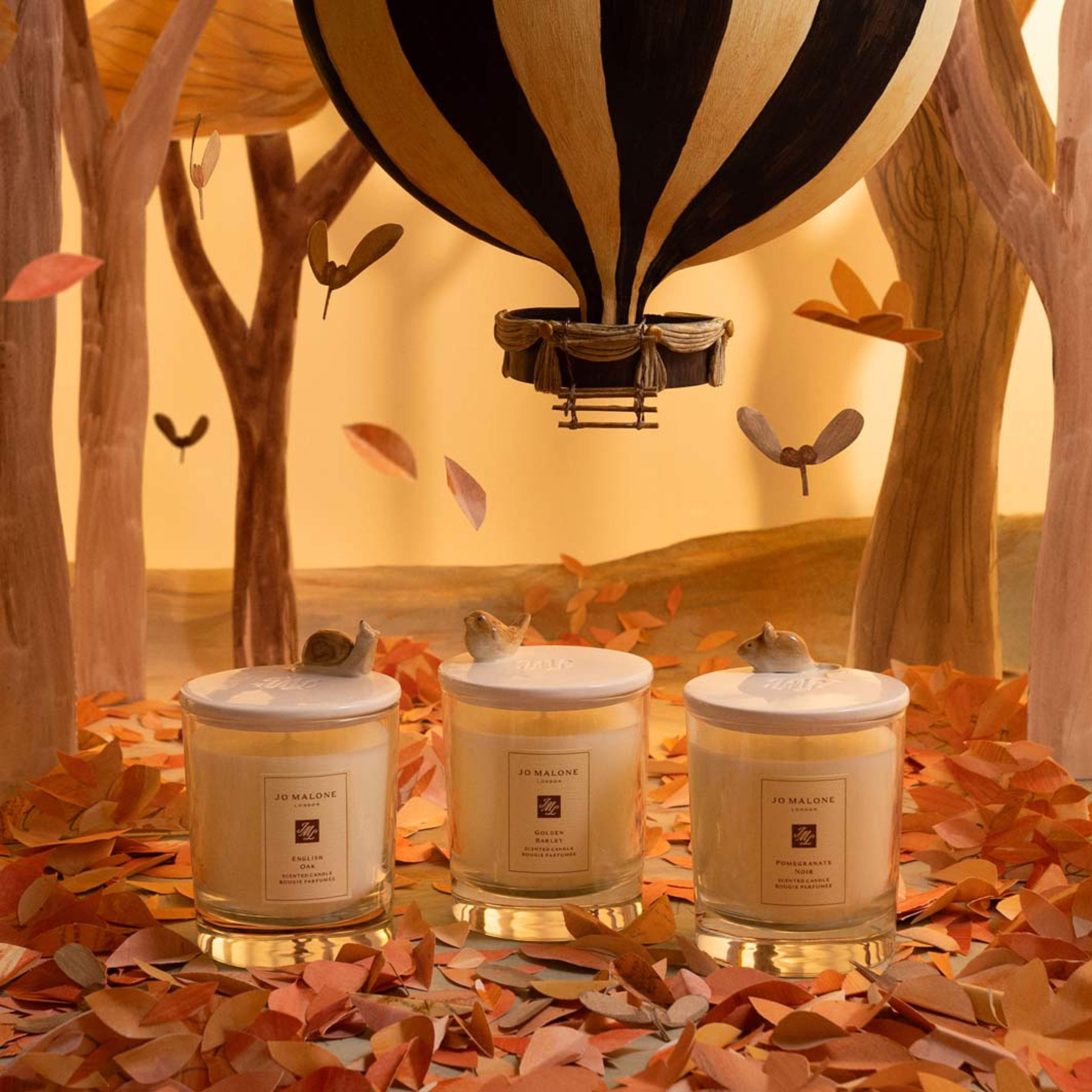 Pomegranate Noir Scented Classic Candle, från Jo Malone London. Klicka för att öppna bilden i stort format