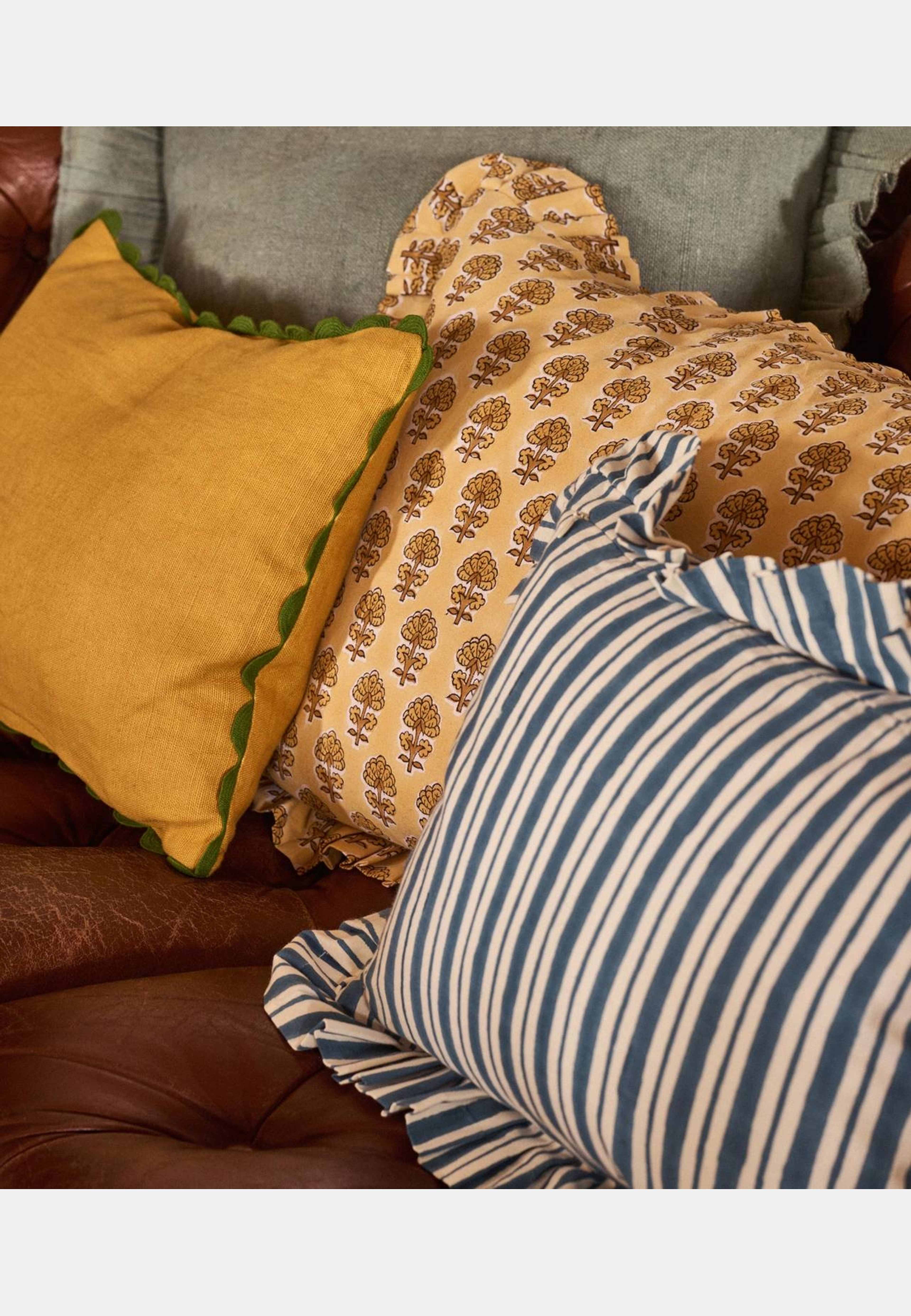 Willow Kuddfodral - 30x40 Cm, från Pick A Poppy, i färgen dark ochre. Klicka för att öppna bilden i stort format