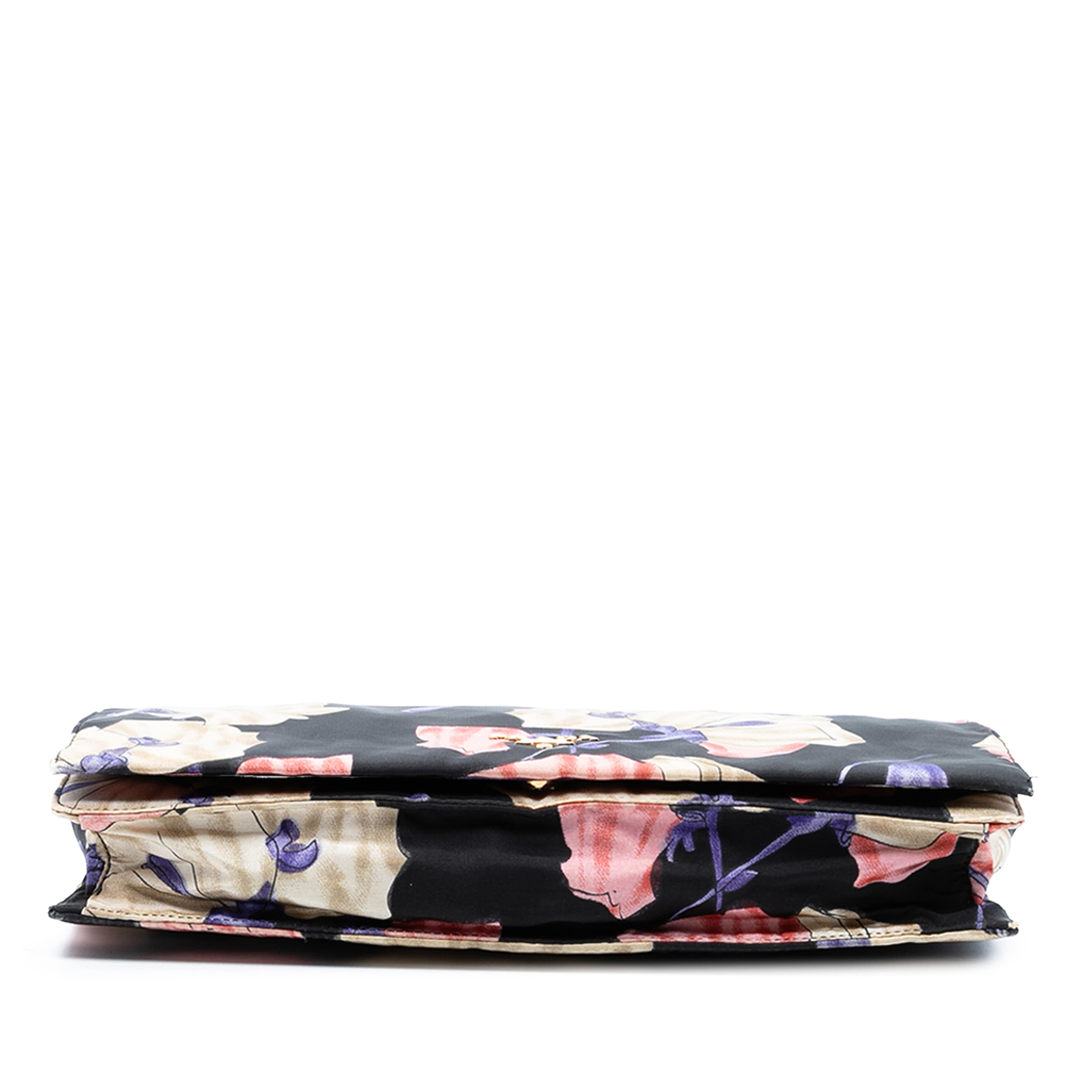 Prada Tessuto Floral Print Chain Crossbody, från Luxclusif, i färgen svart. Klicka för att öppna bilden i stort format
