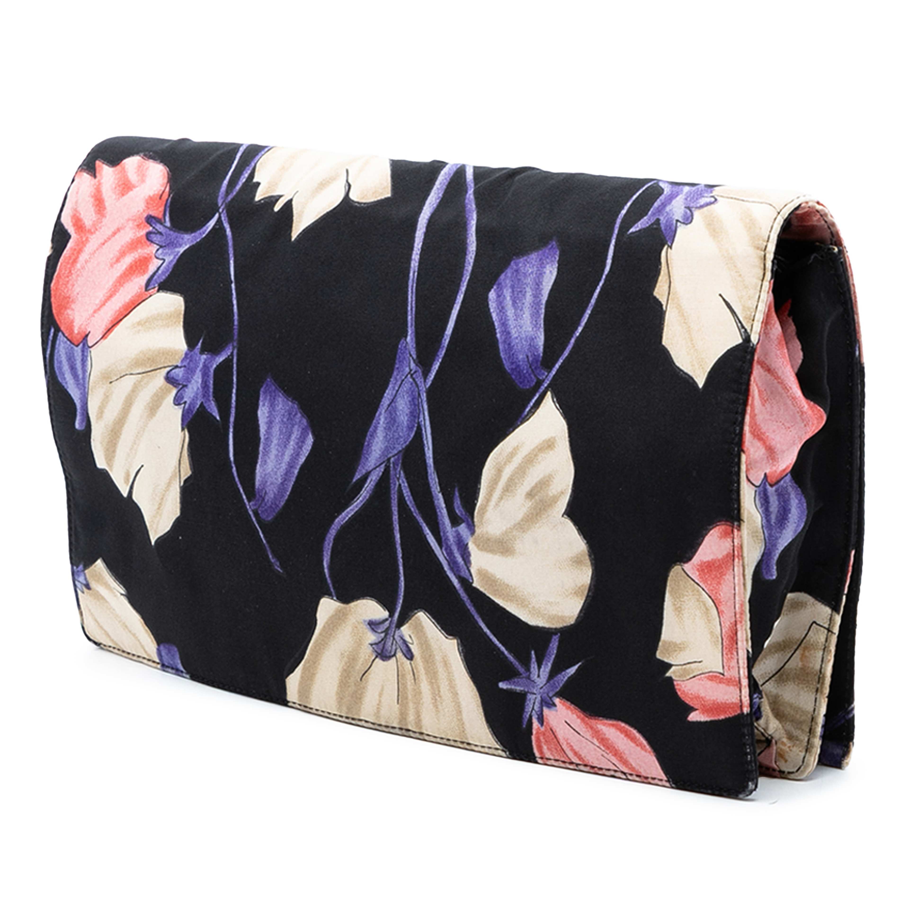 Prada Tessuto Floral Print Chain Crossbody, från Luxclusif, i färgen svart. Klicka för att öppna bilden i stort format