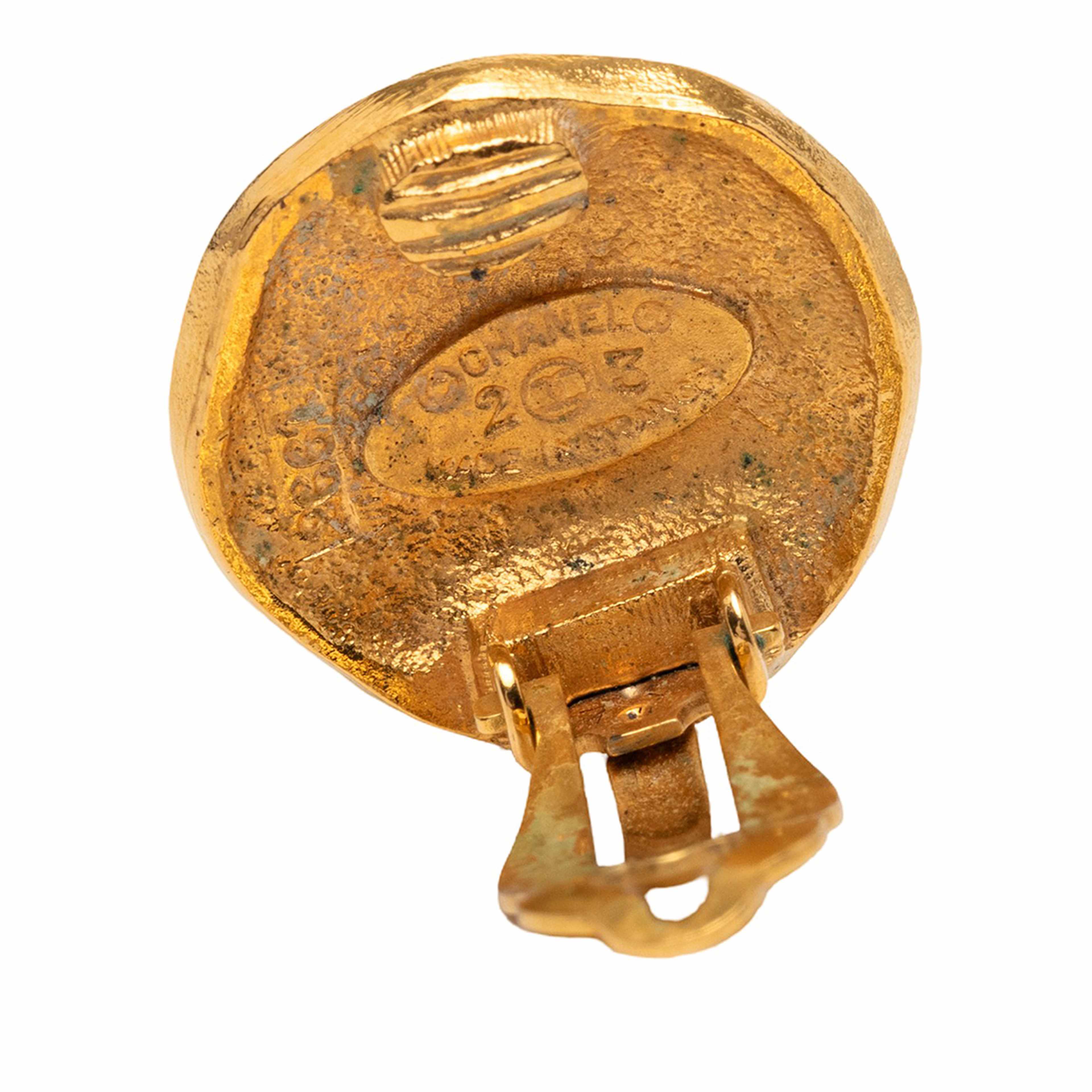 Chanel Gold Plated Logo And Lion Clip On Earrings, från Luxclusif, i färgen gold. Klicka för att öppna bilden i stort format