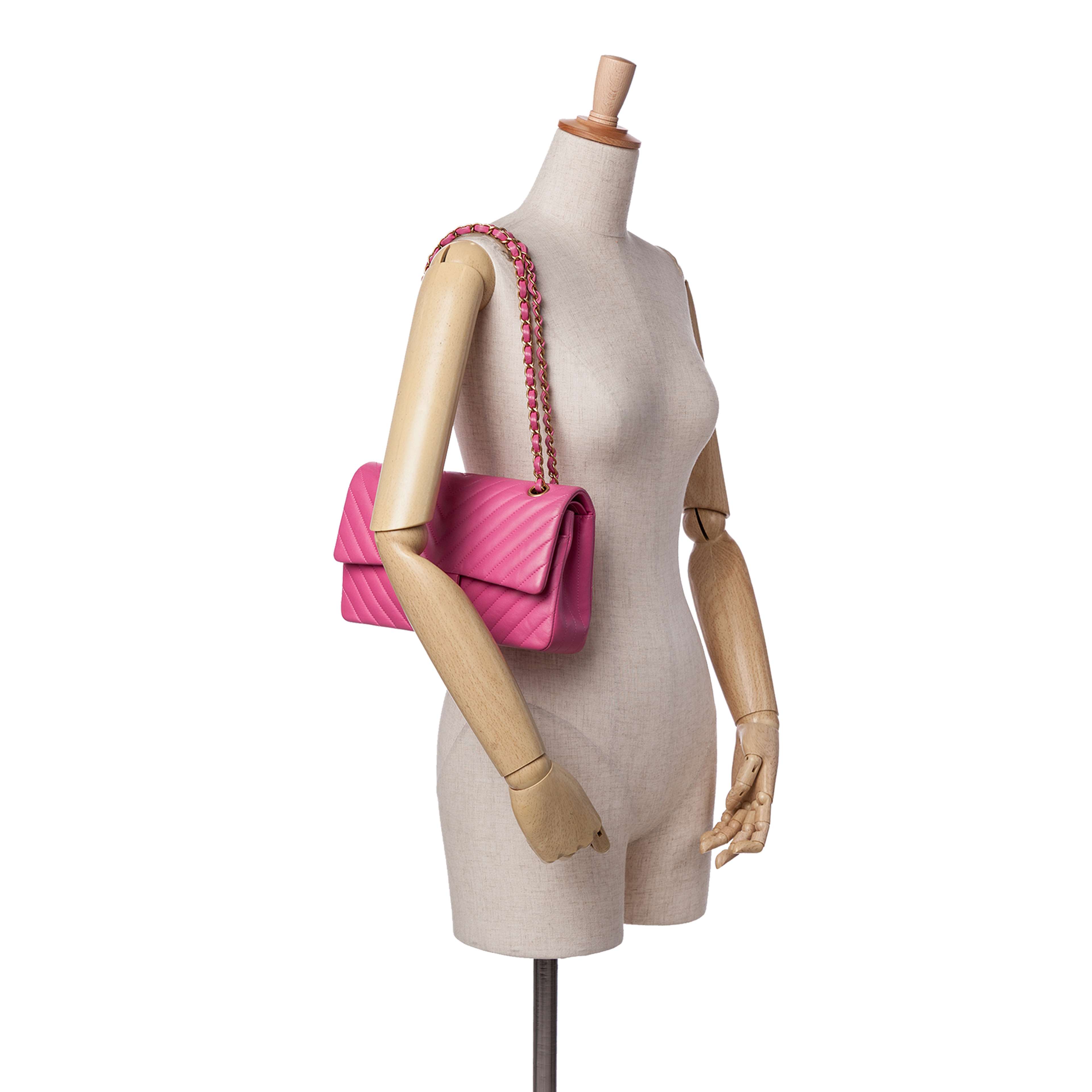 Chanel Medium Classic Chevron Lambskin Double Flap, från Luxclusif, i färgen rosa. Klicka för att öppna bilden i stort format