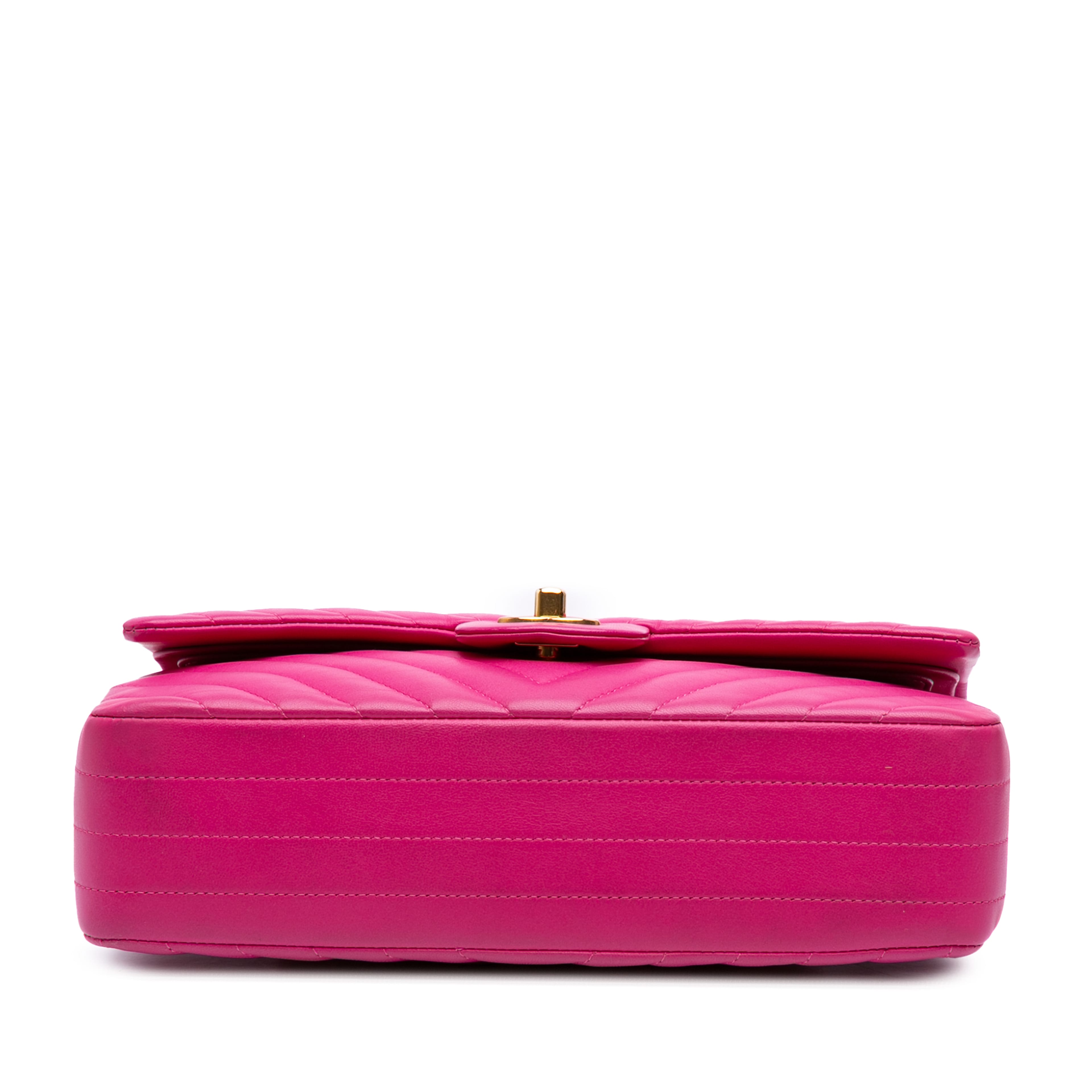 Chanel Medium Classic Chevron Lambskin Double Flap, från Luxclusif, i färgen rosa. Klicka för att öppna bilden i stort format