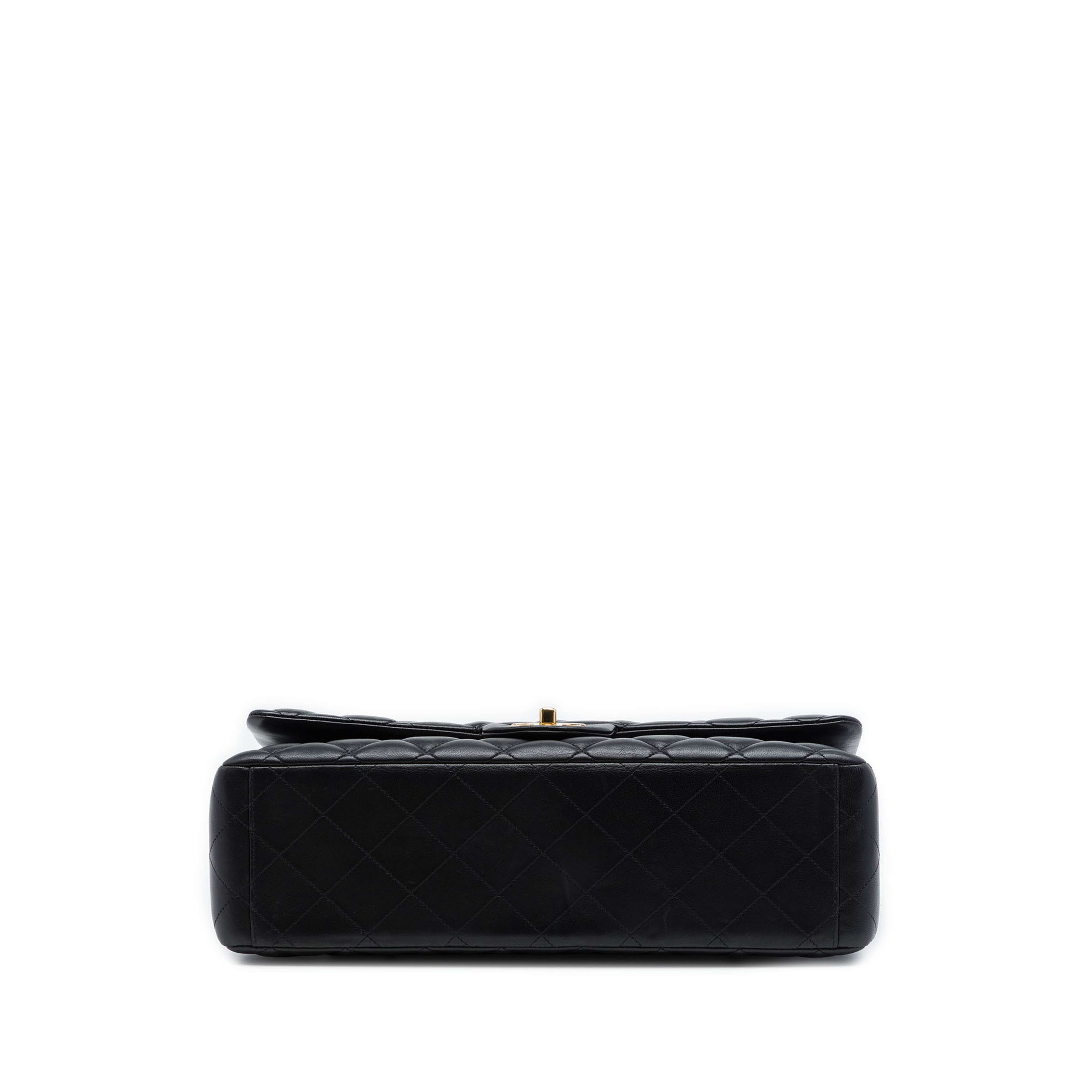 Chanel Maxi Classic Lambskin Double Flap, från Luxclusif, i färgen svart. Klicka för att öppna bilden i stort format