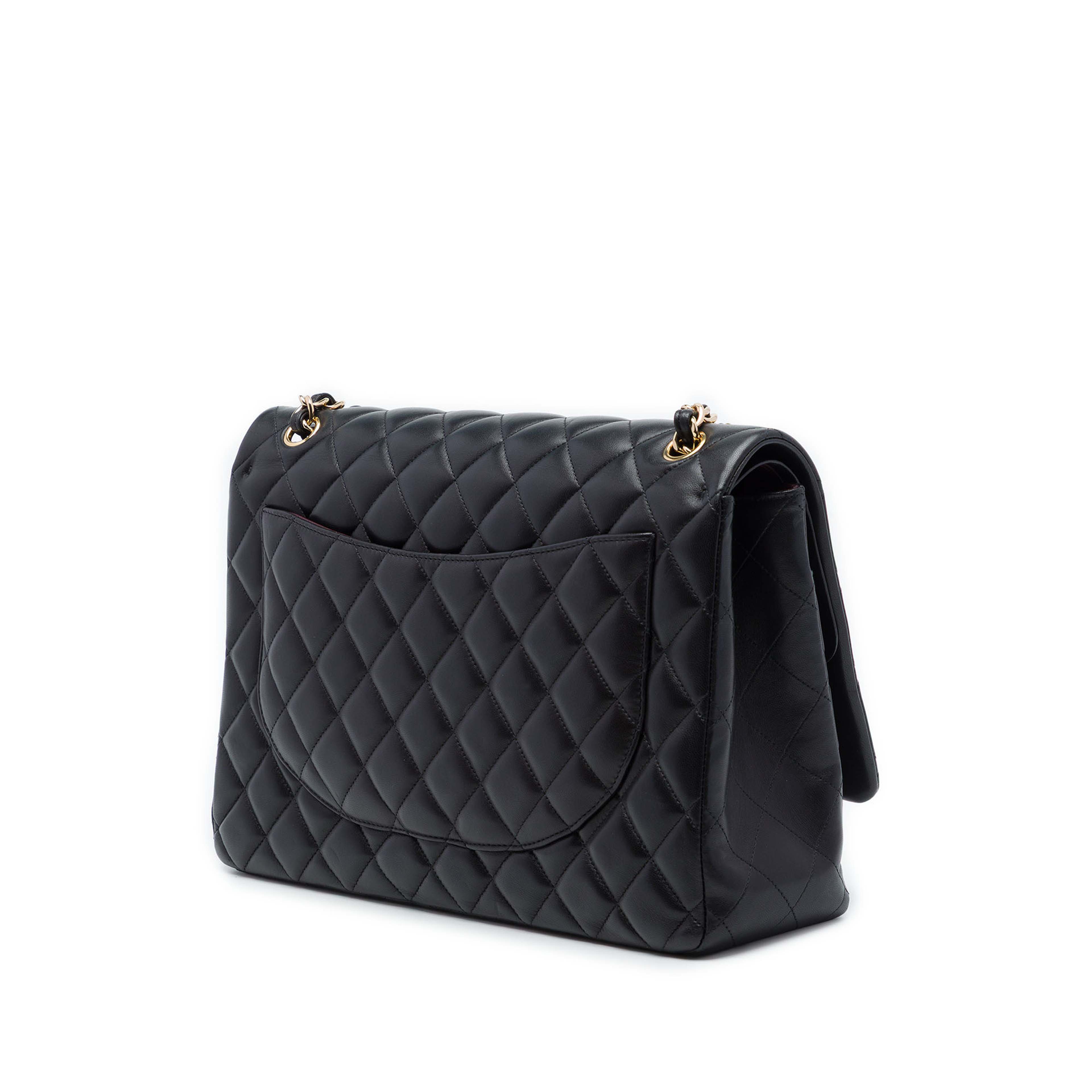 Chanel Maxi Classic Lambskin Double Flap, från Luxclusif, i färgen svart. Klicka för att öppna bilden i stort format