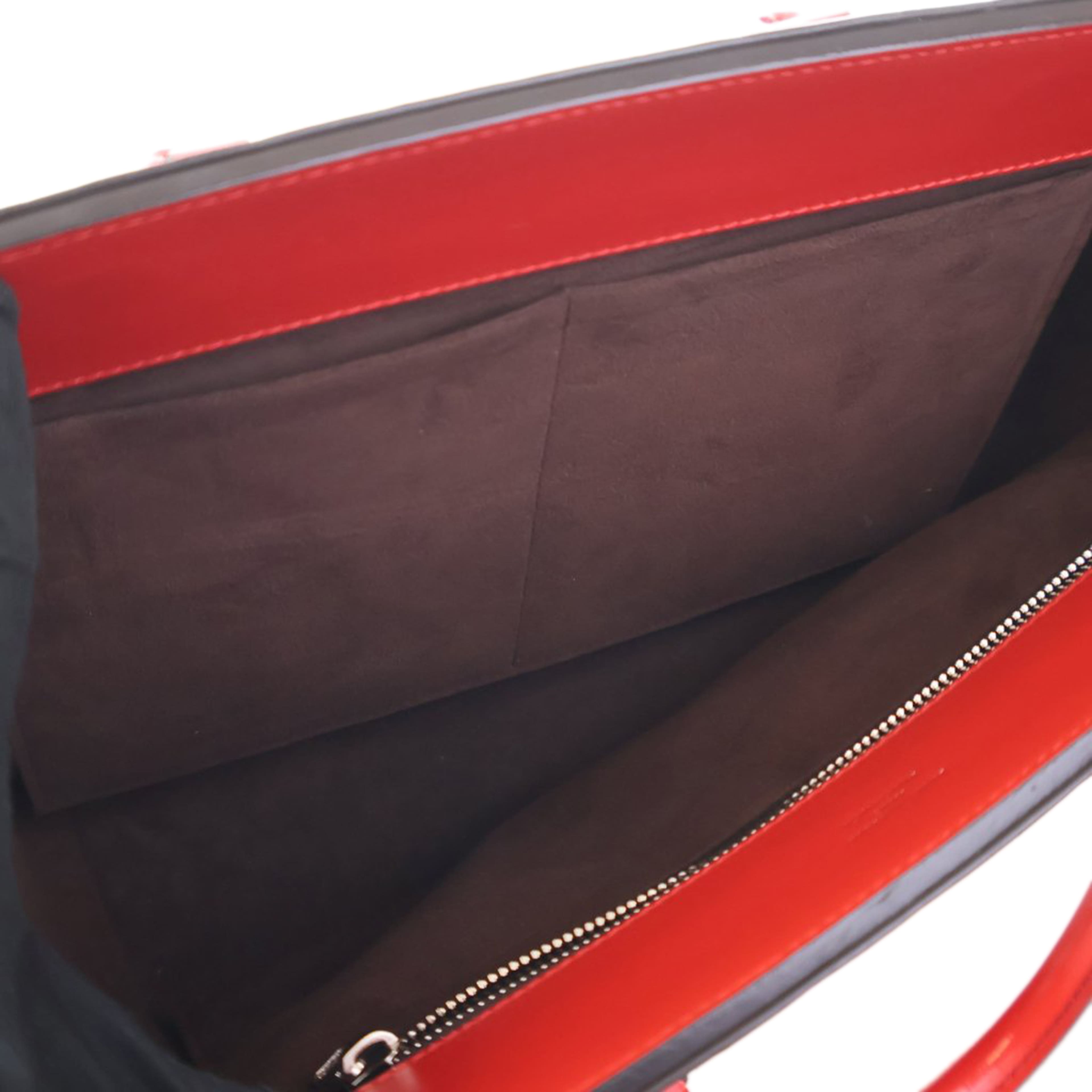 Louis Vuitton Epi Phenix Mm, från Luxclusif, i färgen red. Klicka för att öppna bilden i stort format