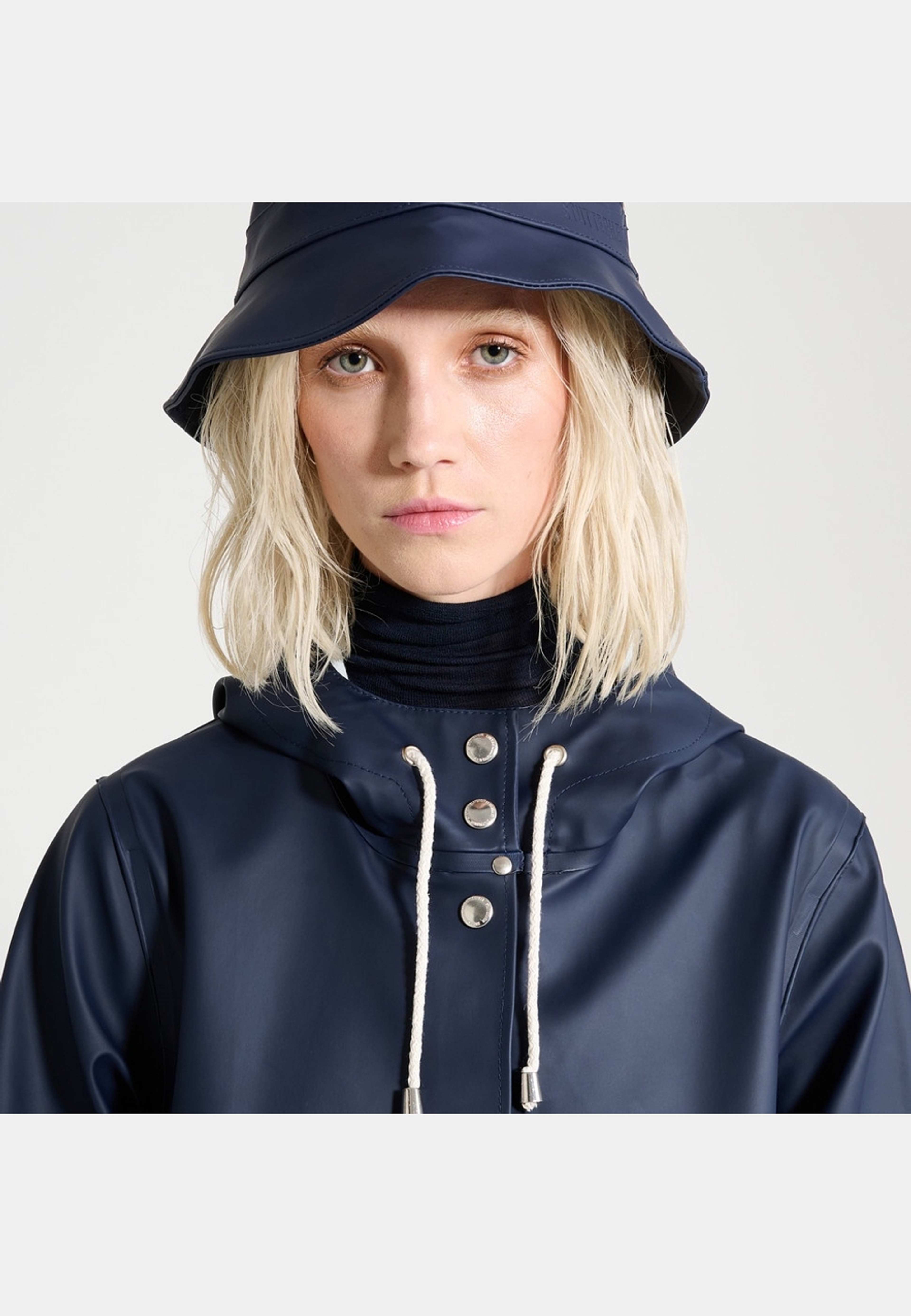 Beckholmen Bucket Hat, från Stutterheim, i färgen navy. Klicka för att öppna bilden i stort format