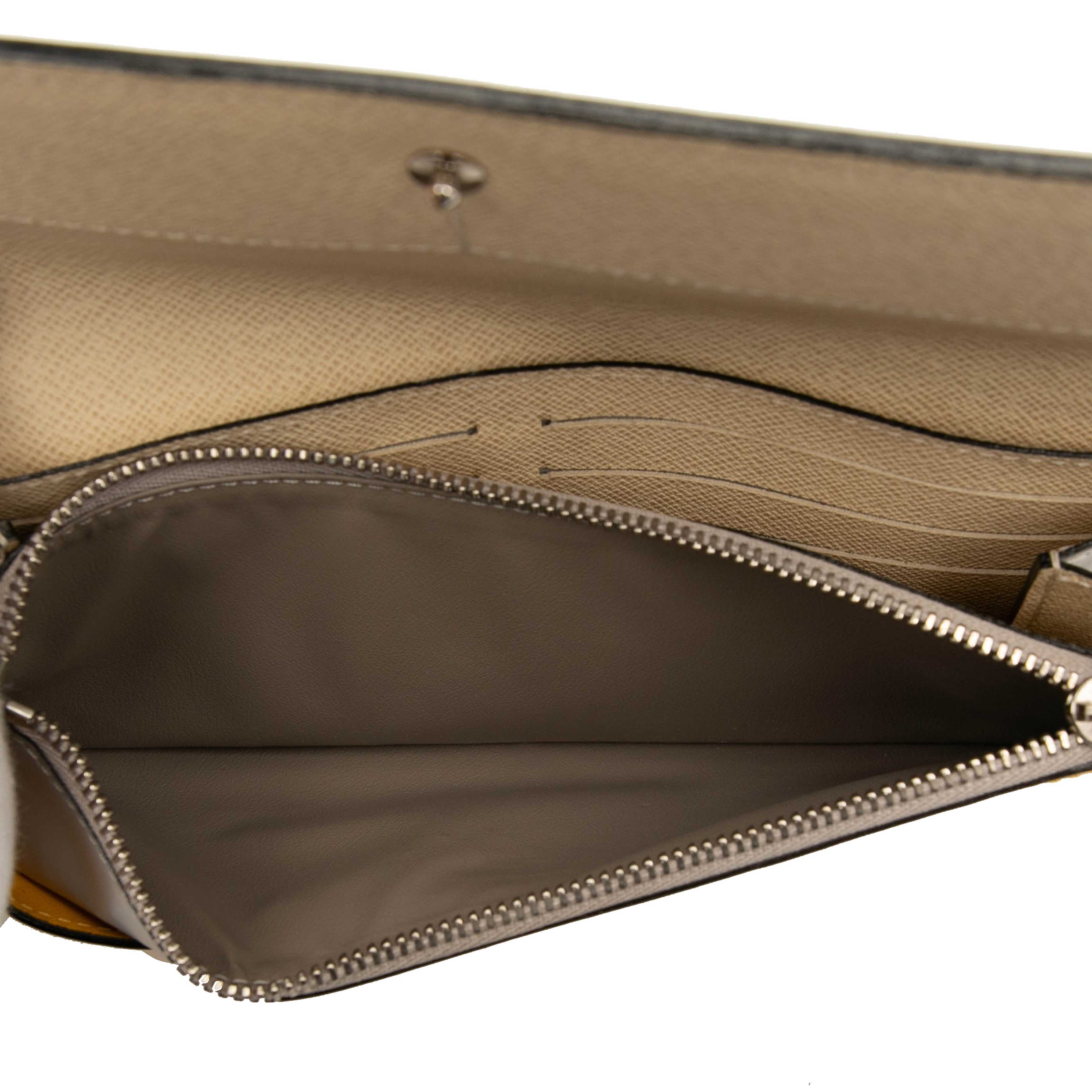 Louis Vuitton Tricolor Epi Flore Long Wallet, från Luxclusif, i färgen off white. Klicka för att öppna bilden i stort format