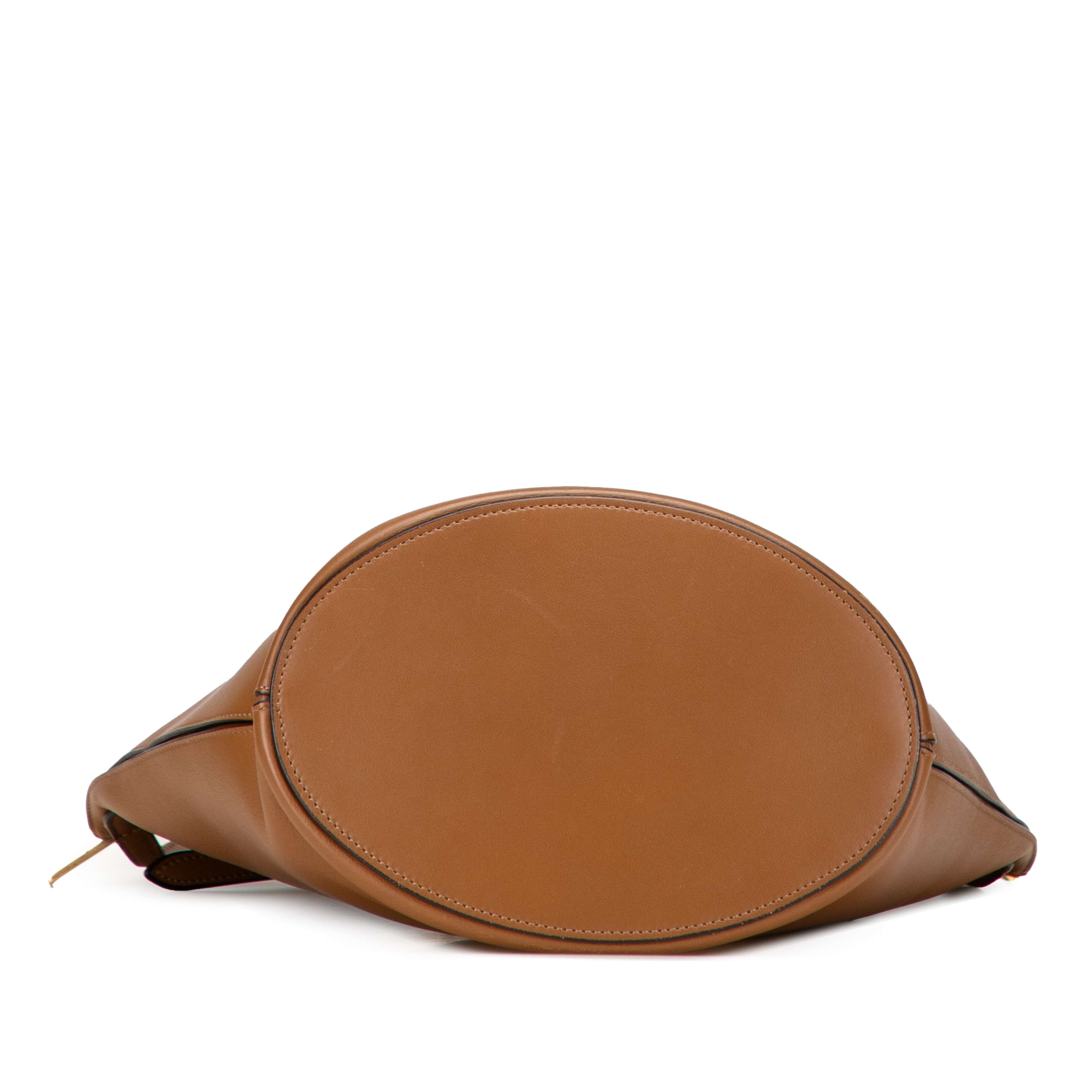 Celine Smooth Calfskin Clasp Bucket Bag, från Luxclusif, i färgen brown. Klicka för att öppna bilden i stort format