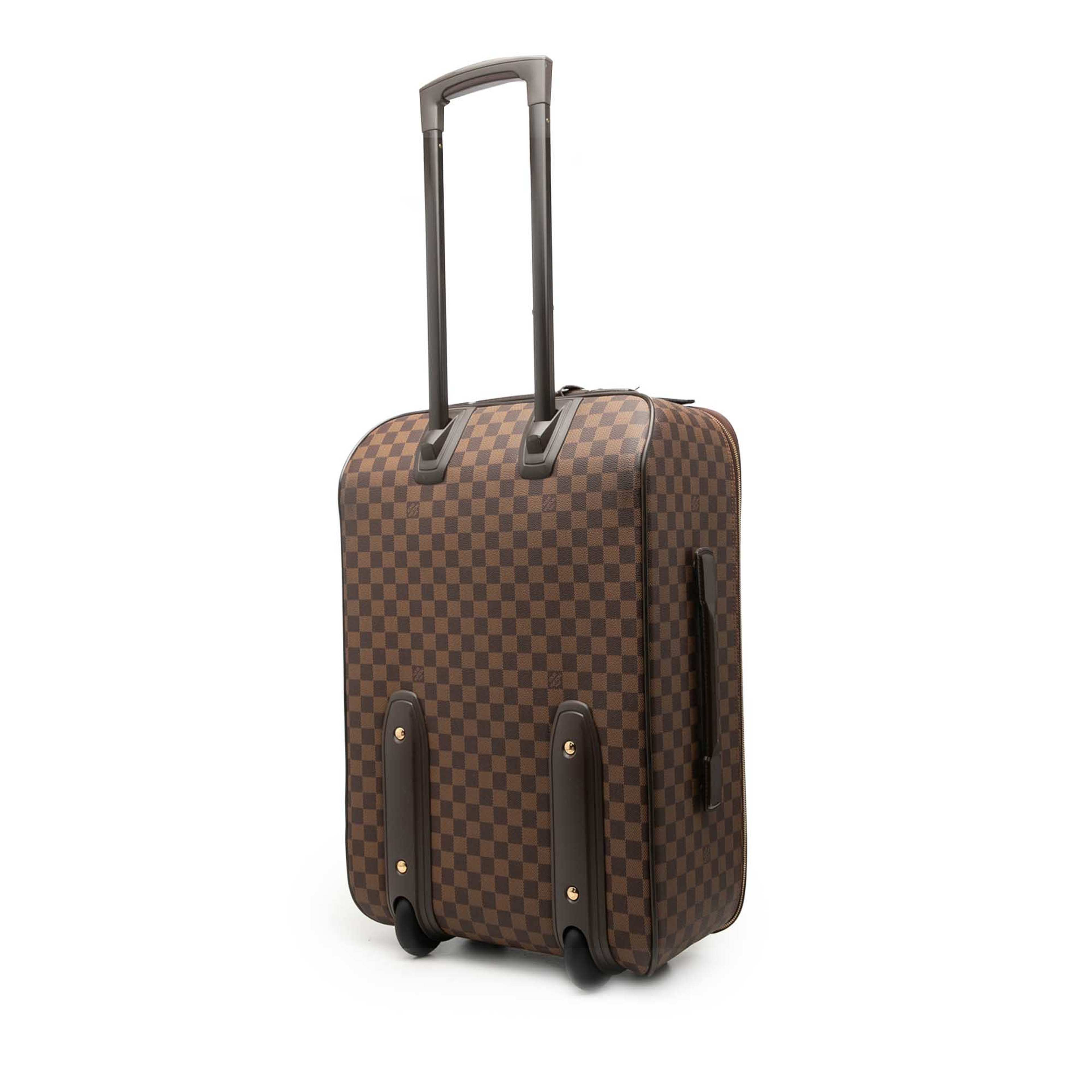 Louis Vuitton Damier Ebene Pegase 55, från Luxclusif, i färgen brun. Klicka för att öppna bilden i stort format