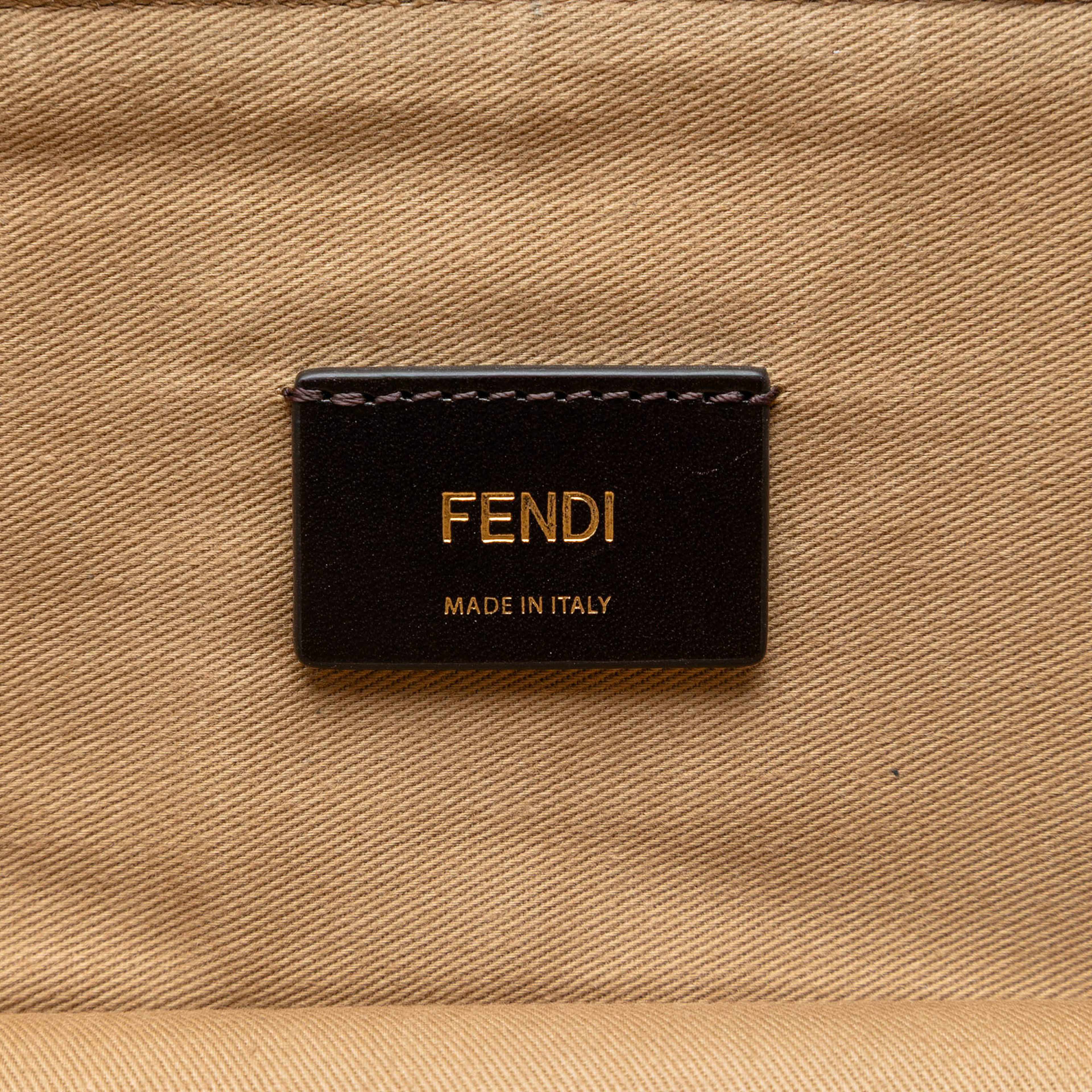 Fendi Zucca Coated Canvas Karligraphy Travel Bag, från Luxclusif, i färgen brown. Klicka för att öppna bilden i stort format
