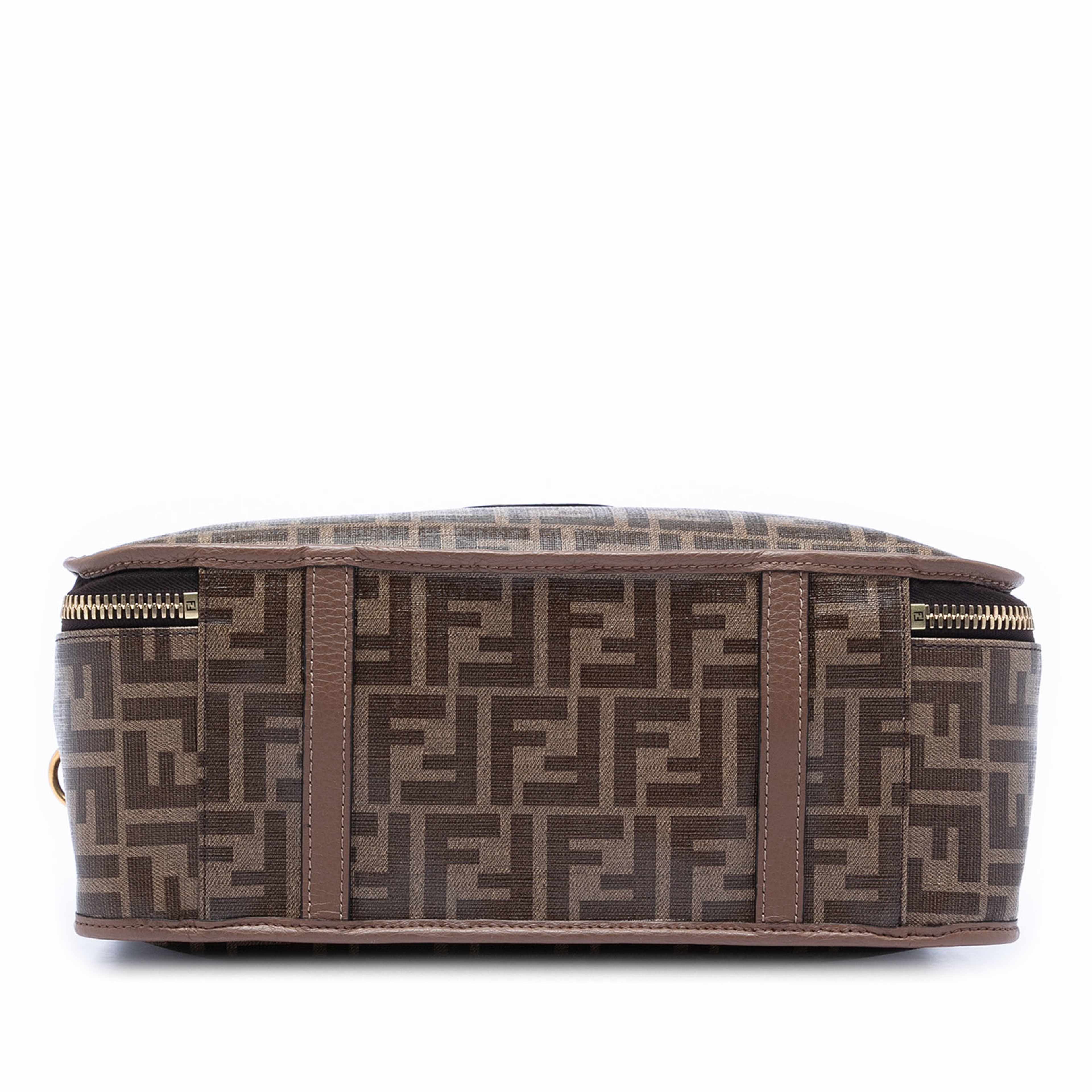 Fendi Zucca Coated Canvas Karligraphy Travel Bag, från Luxclusif, i färgen brun. Klicka för att öppna bilden i stort format
