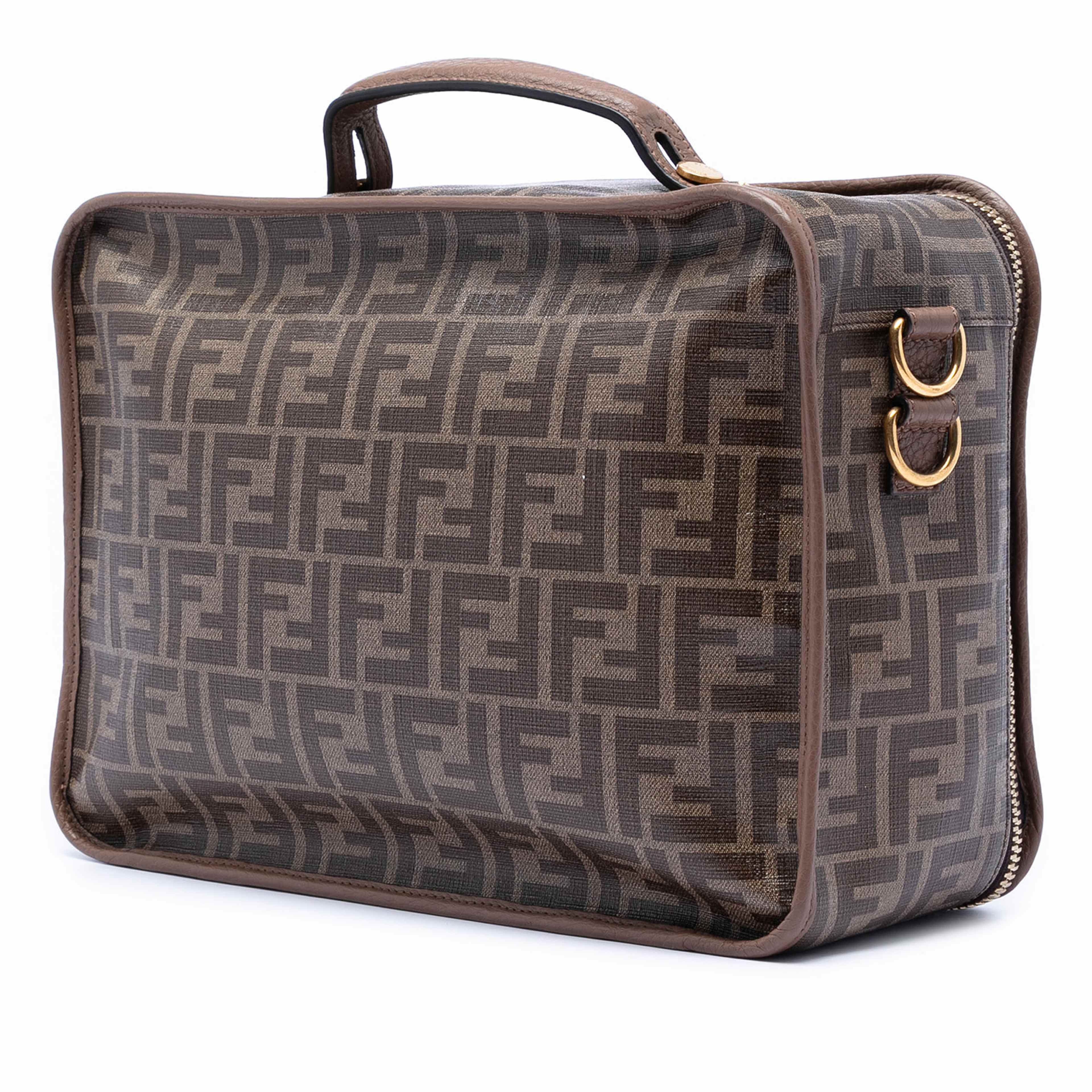 Fendi Zucca Coated Canvas Karligraphy Travel Bag, från Luxclusif, i färgen brun. Klicka för att öppna bilden i stort format