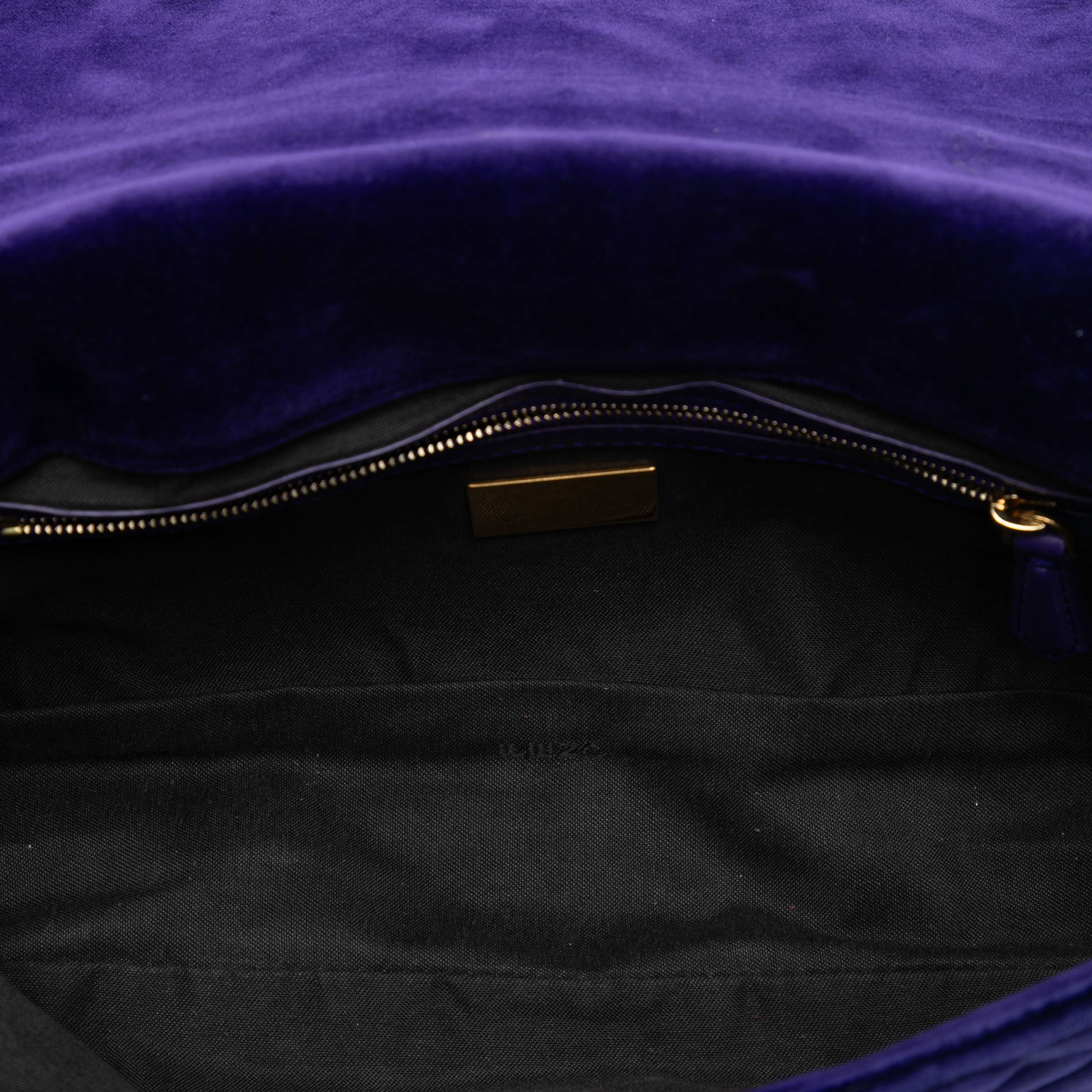 Fendi Zucca Embossed Velvet Baguette Satchel, från Luxclusif, i färgen violet. Klicka för att öppna bilden i stort format
