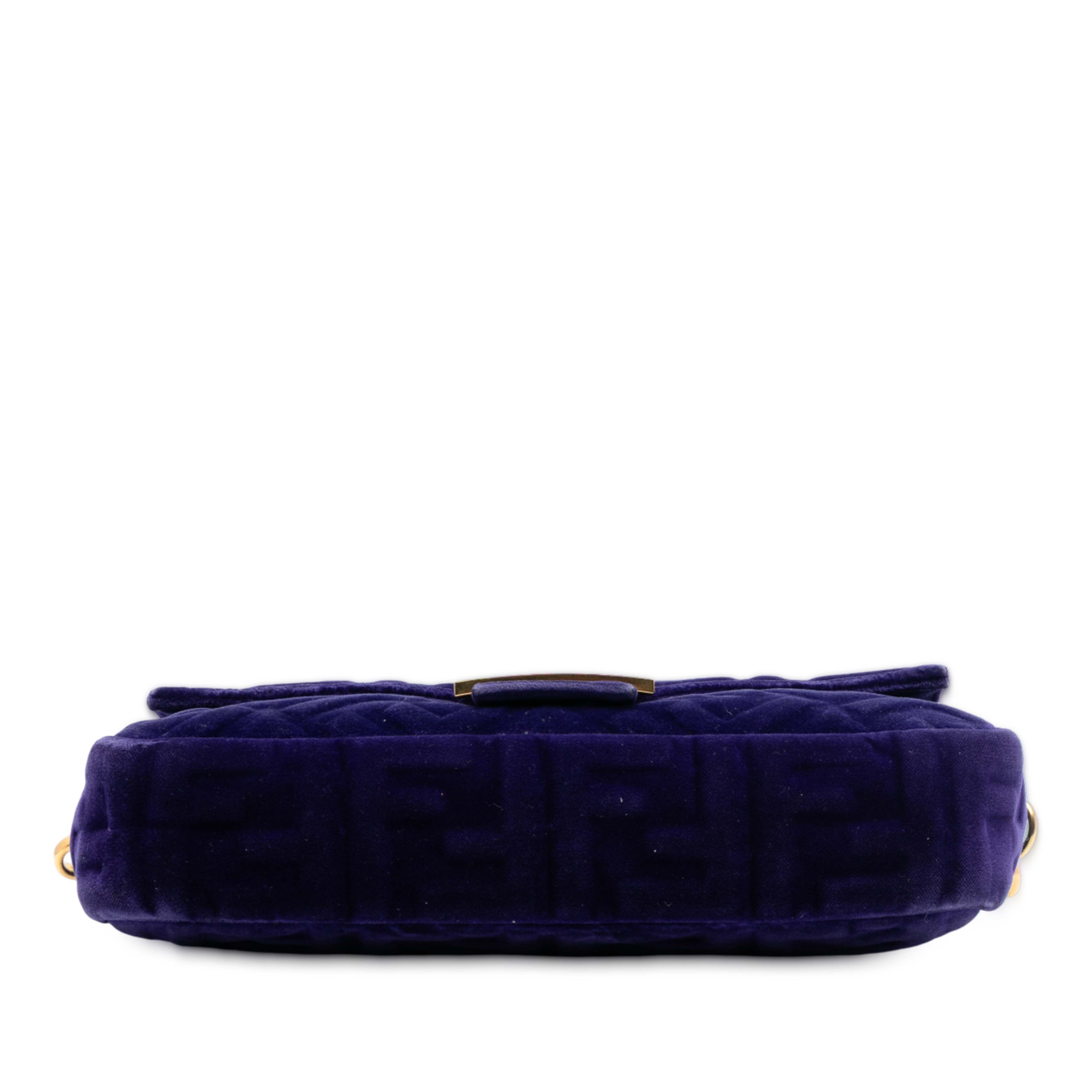 Fendi Zucca Embossed Velvet Baguette Satchel, från Luxclusif, i färgen violet. Klicka för att öppna bilden i stort format