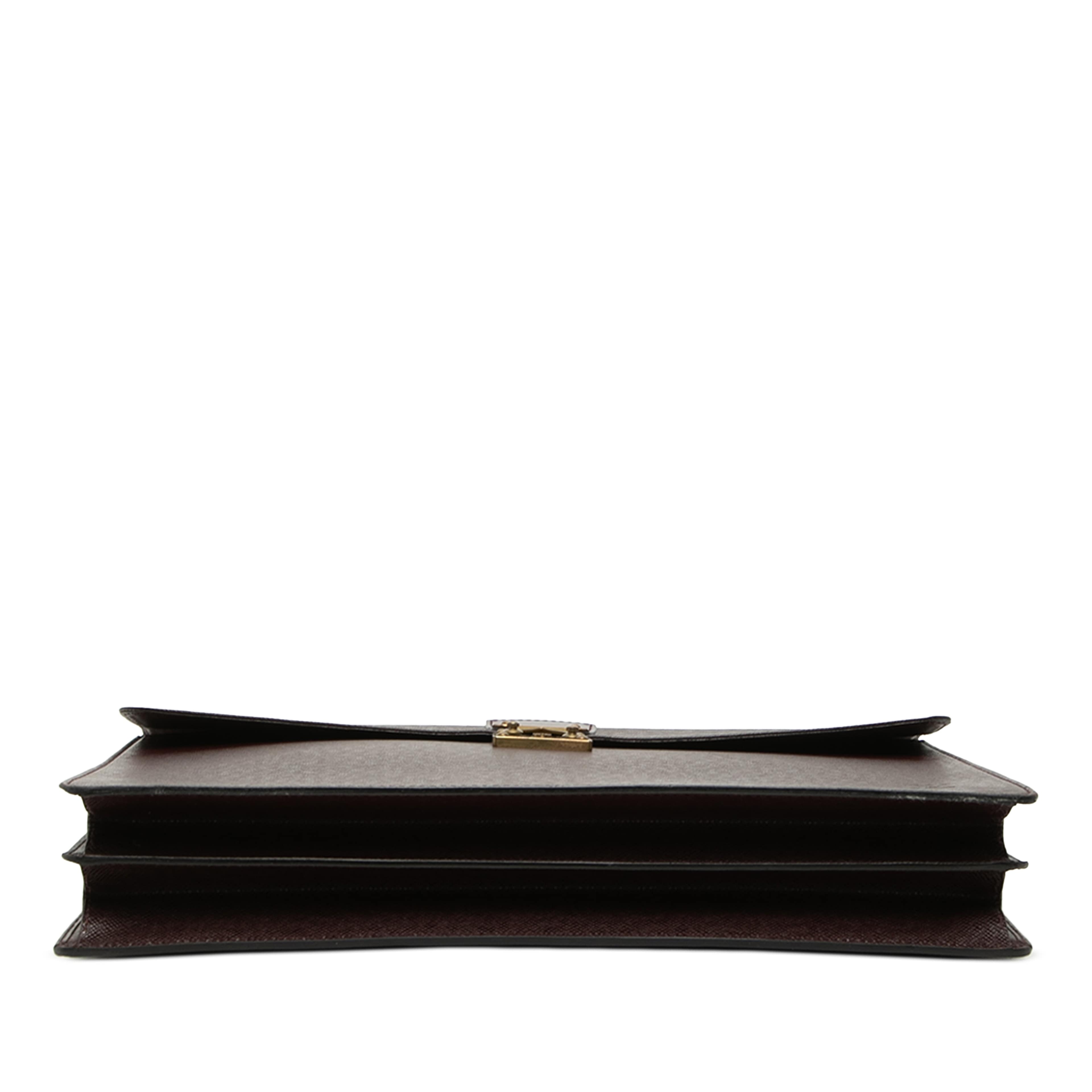 Louis Vuitton Taiga Moskova Briefcase, från Luxclusif, i färgen bordeaux. Klicka för att öppna bilden i stort format