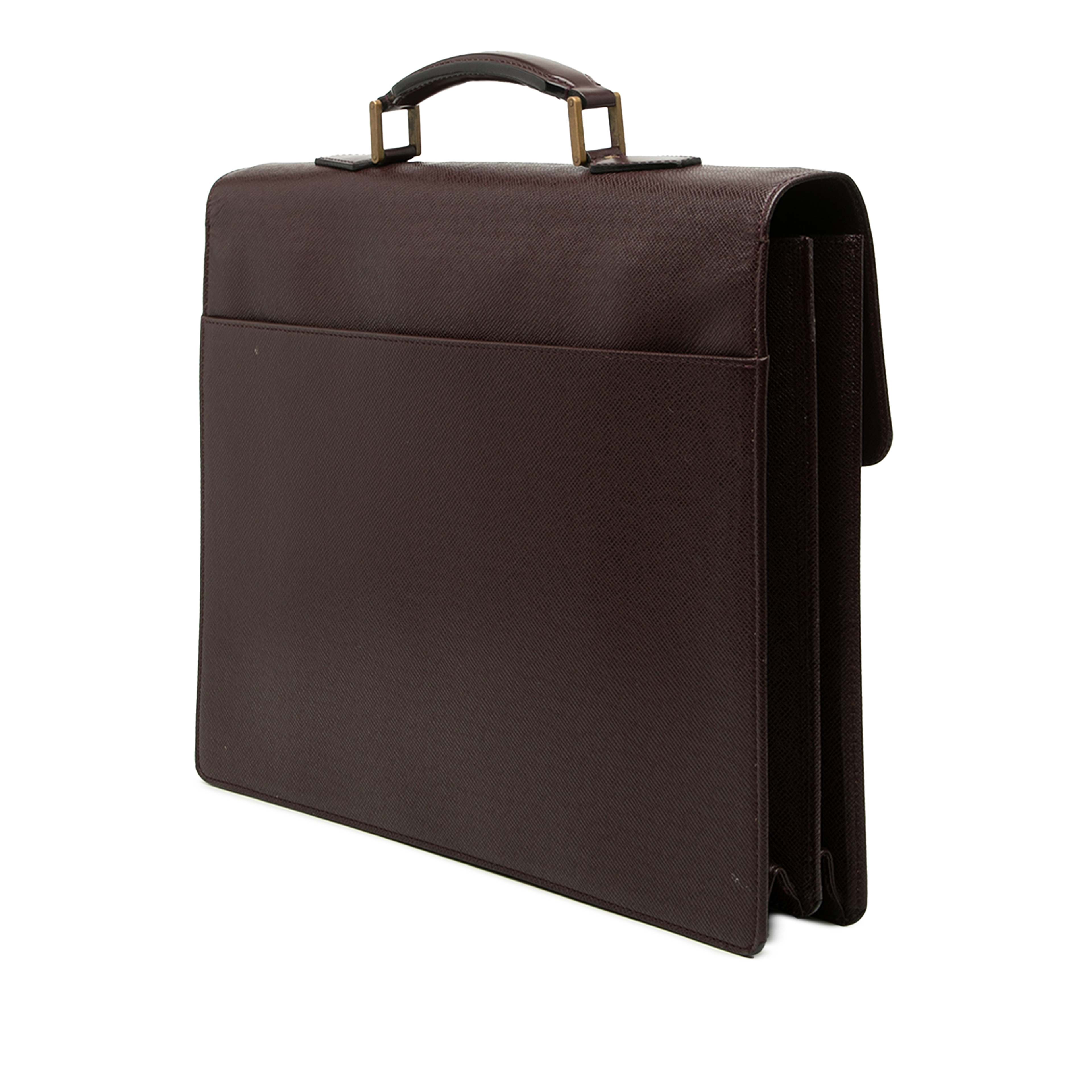 Louis Vuitton Taiga Moskova Briefcase, från Luxclusif, i färgen bordeaux. Klicka för att öppna bilden i stort format