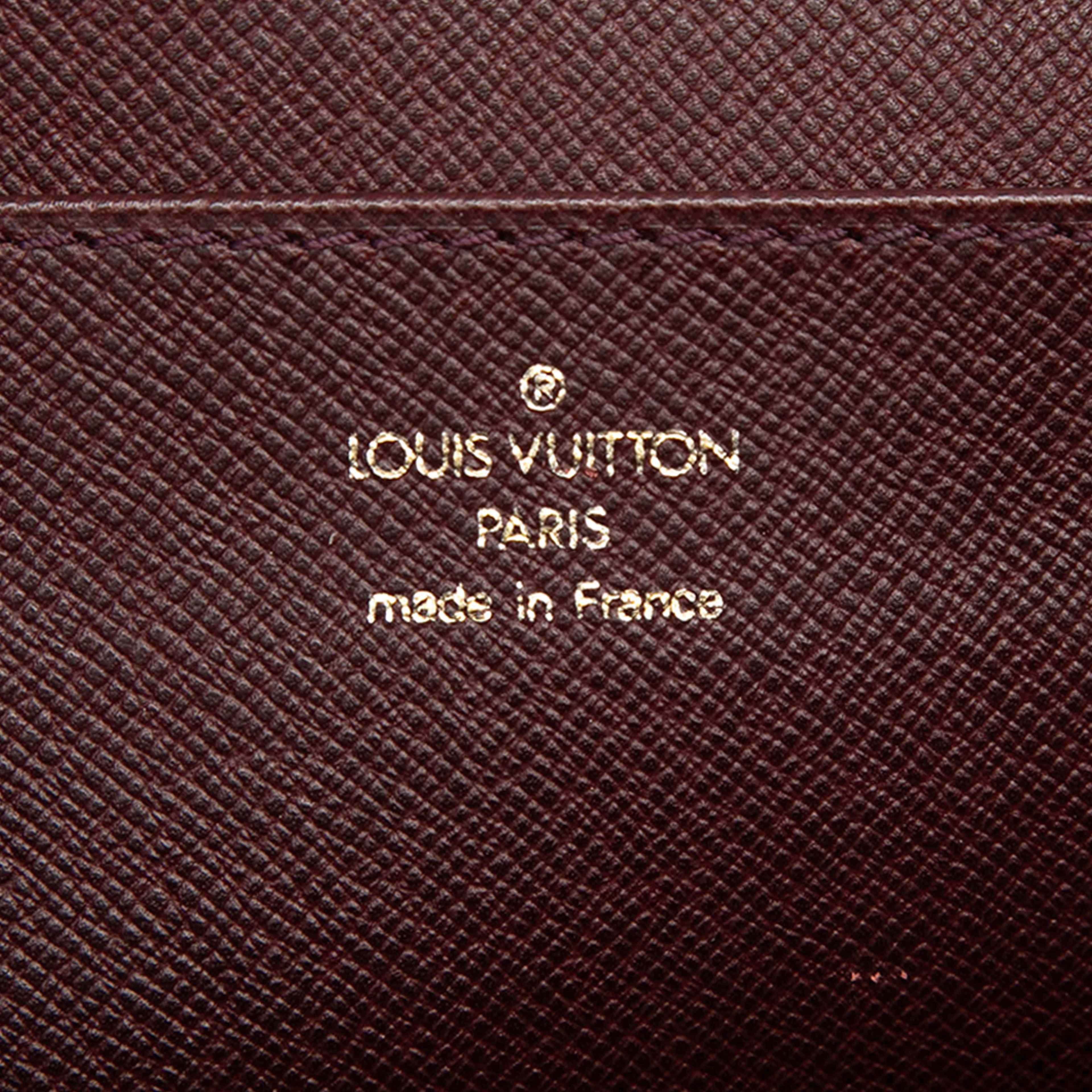 Louis Vuitton Taiga Moskova Briefcase, från Luxclusif, i färgen bordeaux. Klicka för att öppna bilden i stort format