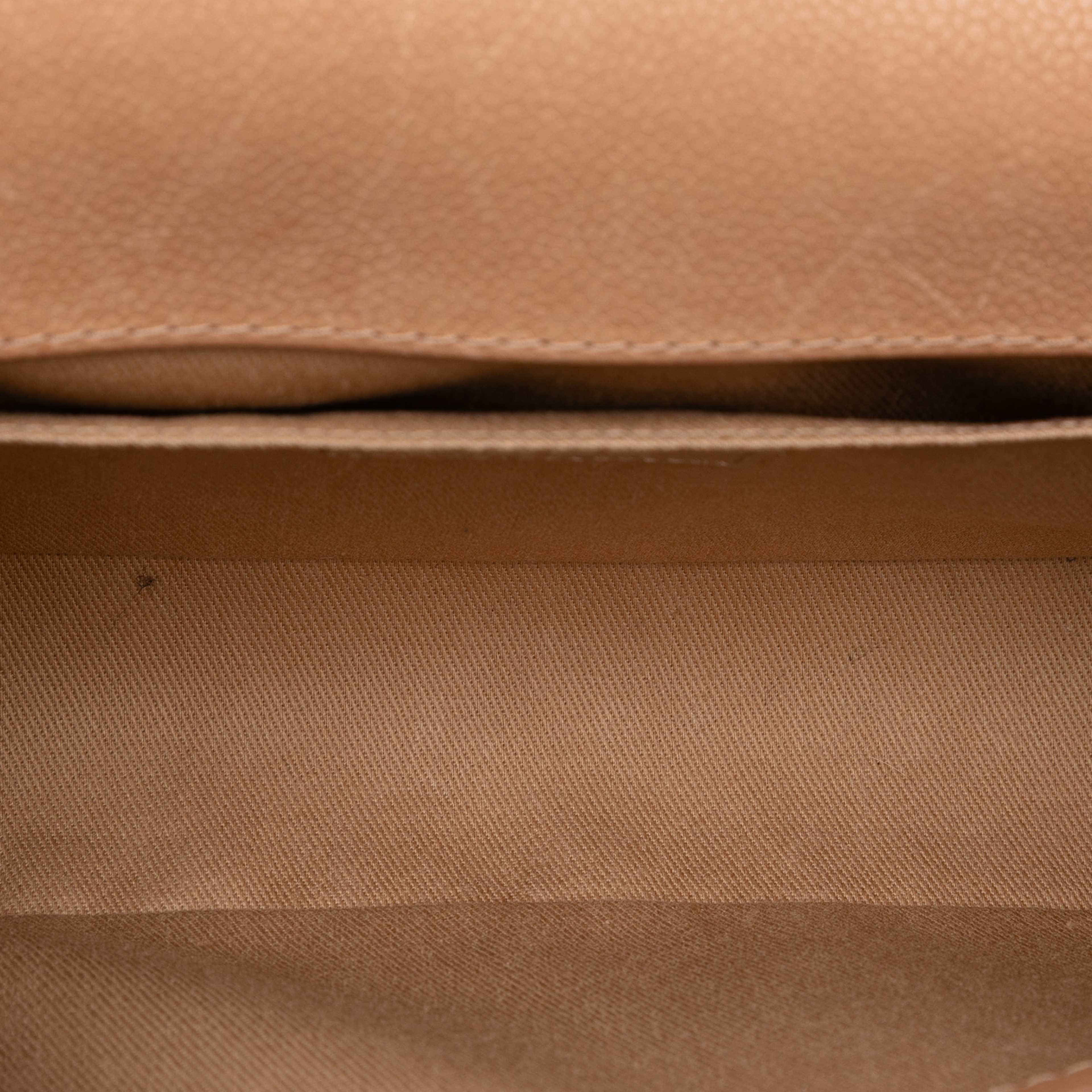 Chanel Medium Caviar Stitched Boy Flap, från Luxclusif, i färgen beige. Klicka för att öppna bilden i stort format