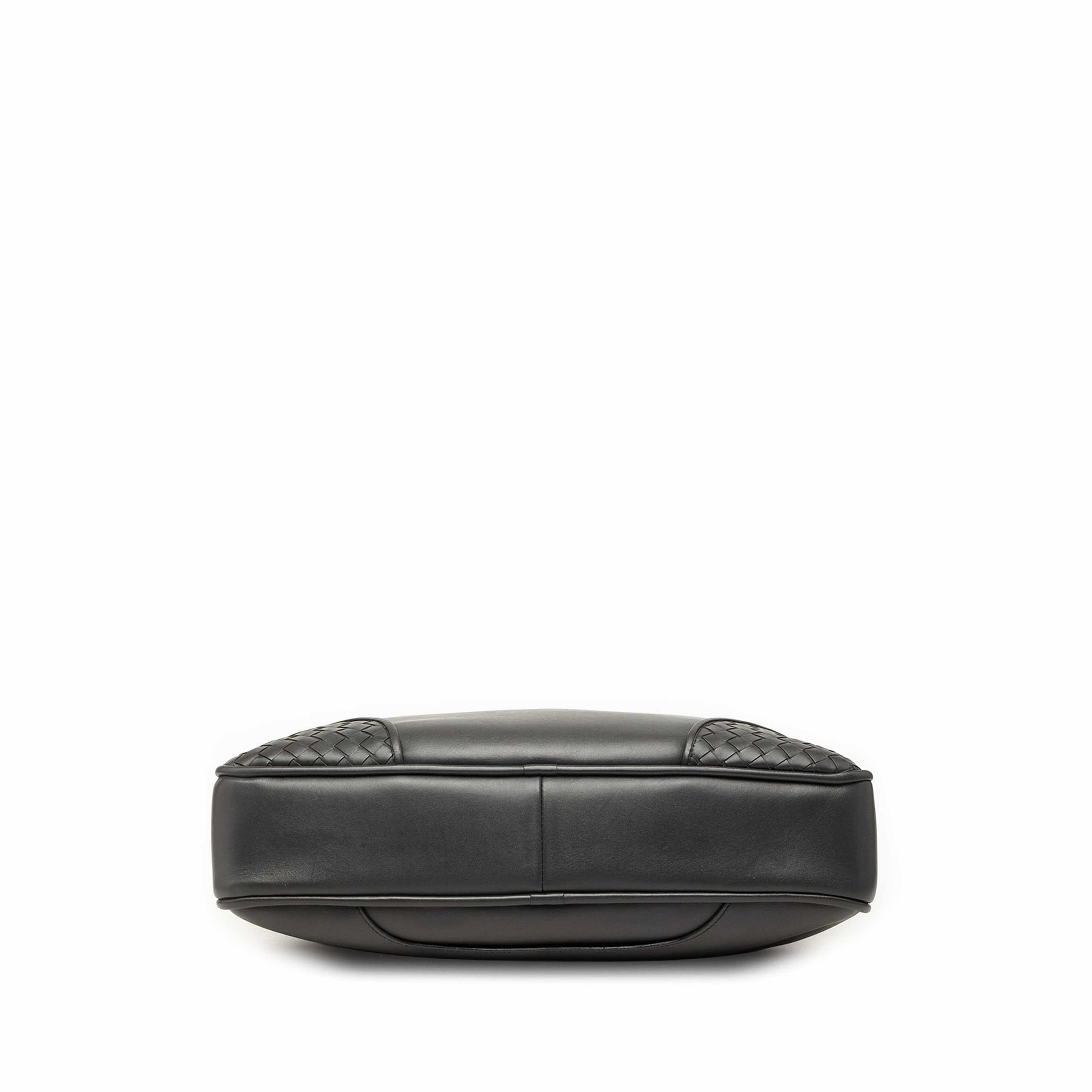 Bottega Veneta Intrecciato Trimmed Leather Briefcase, från Luxclusif, i färgen black. Klicka för att öppna bilden i stort format